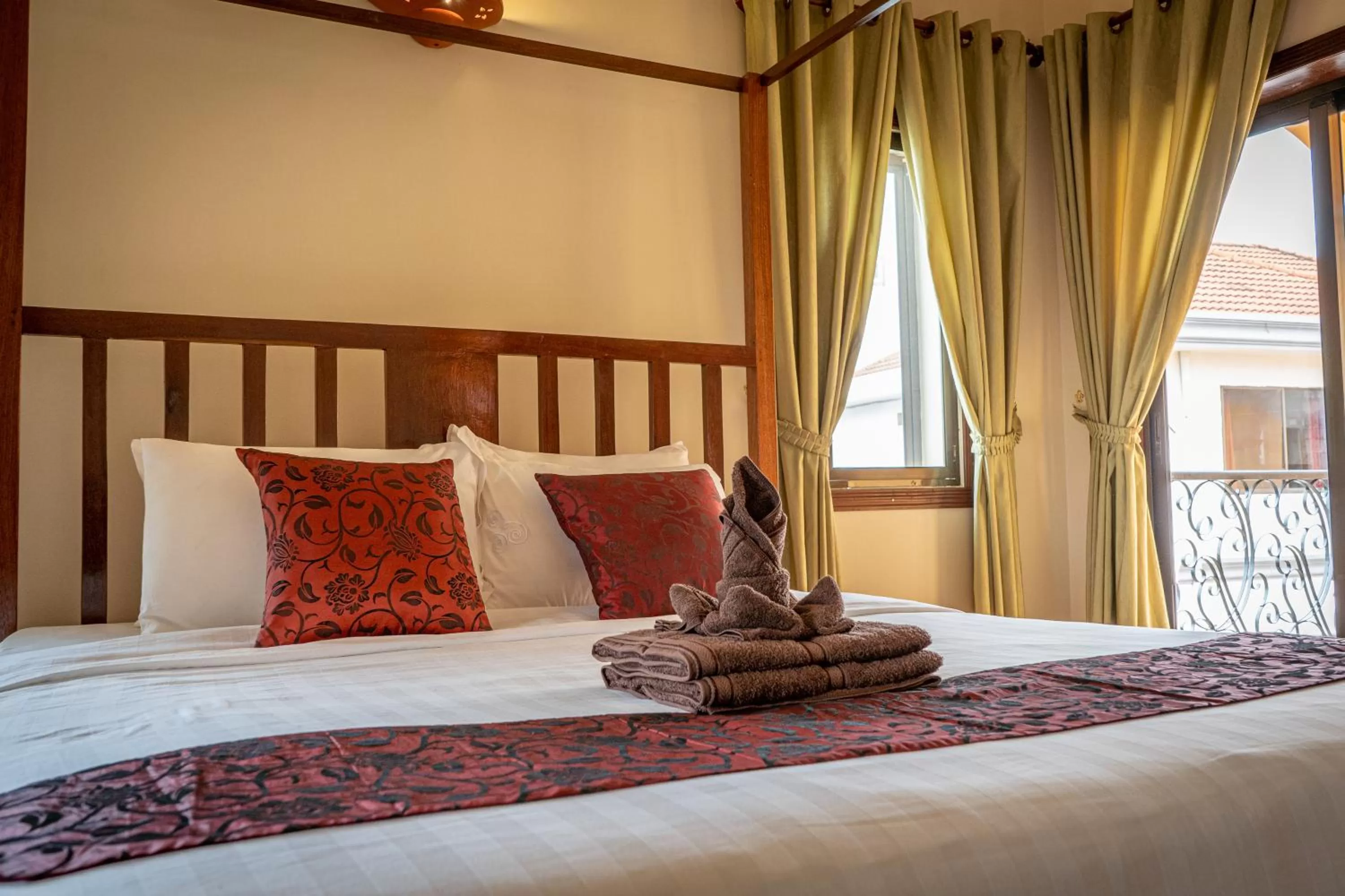 Bed in DEN HOTEL TOTONOU SIEM REAP