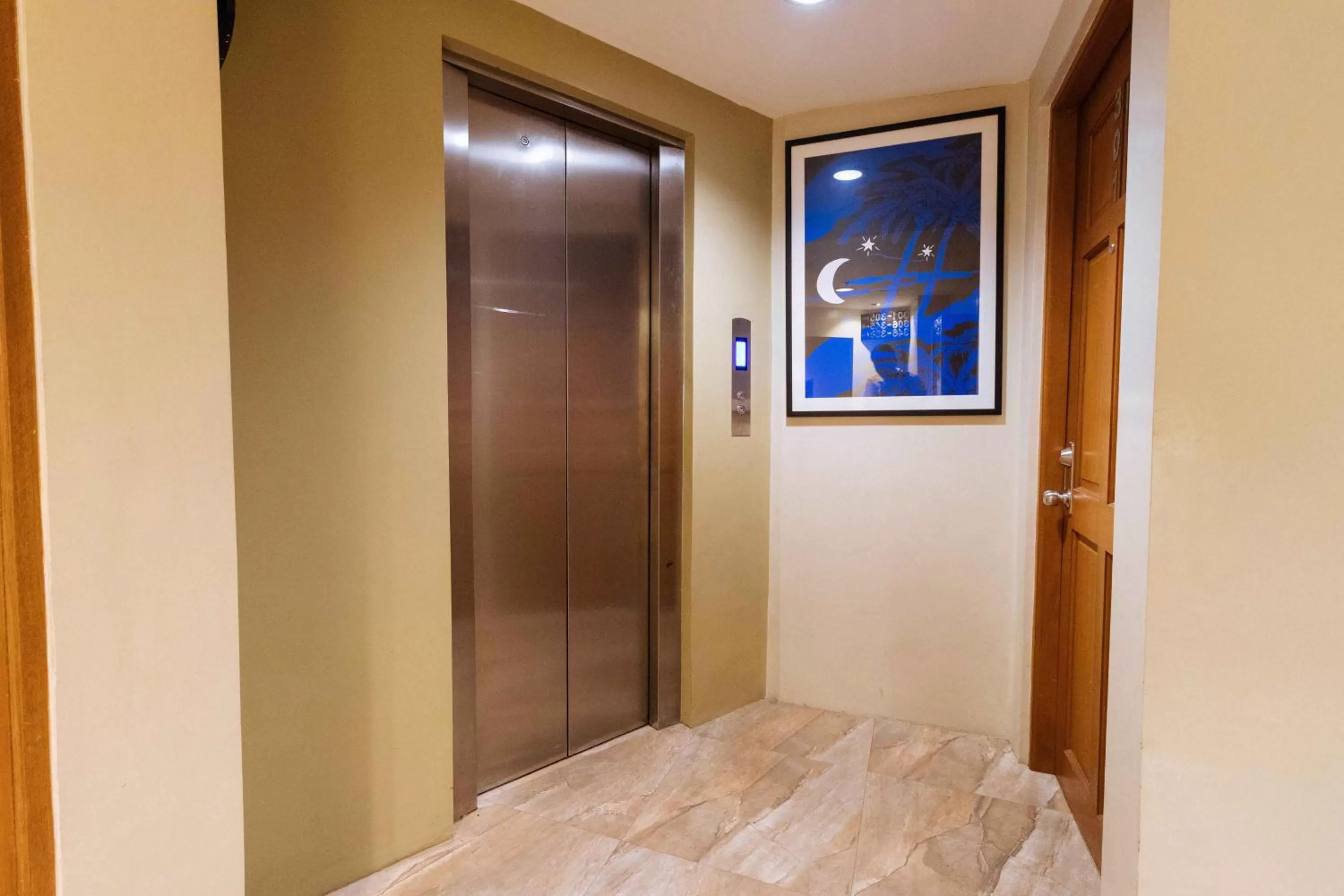 Area and facilities in RedDoorz at Hotel Rosemarie