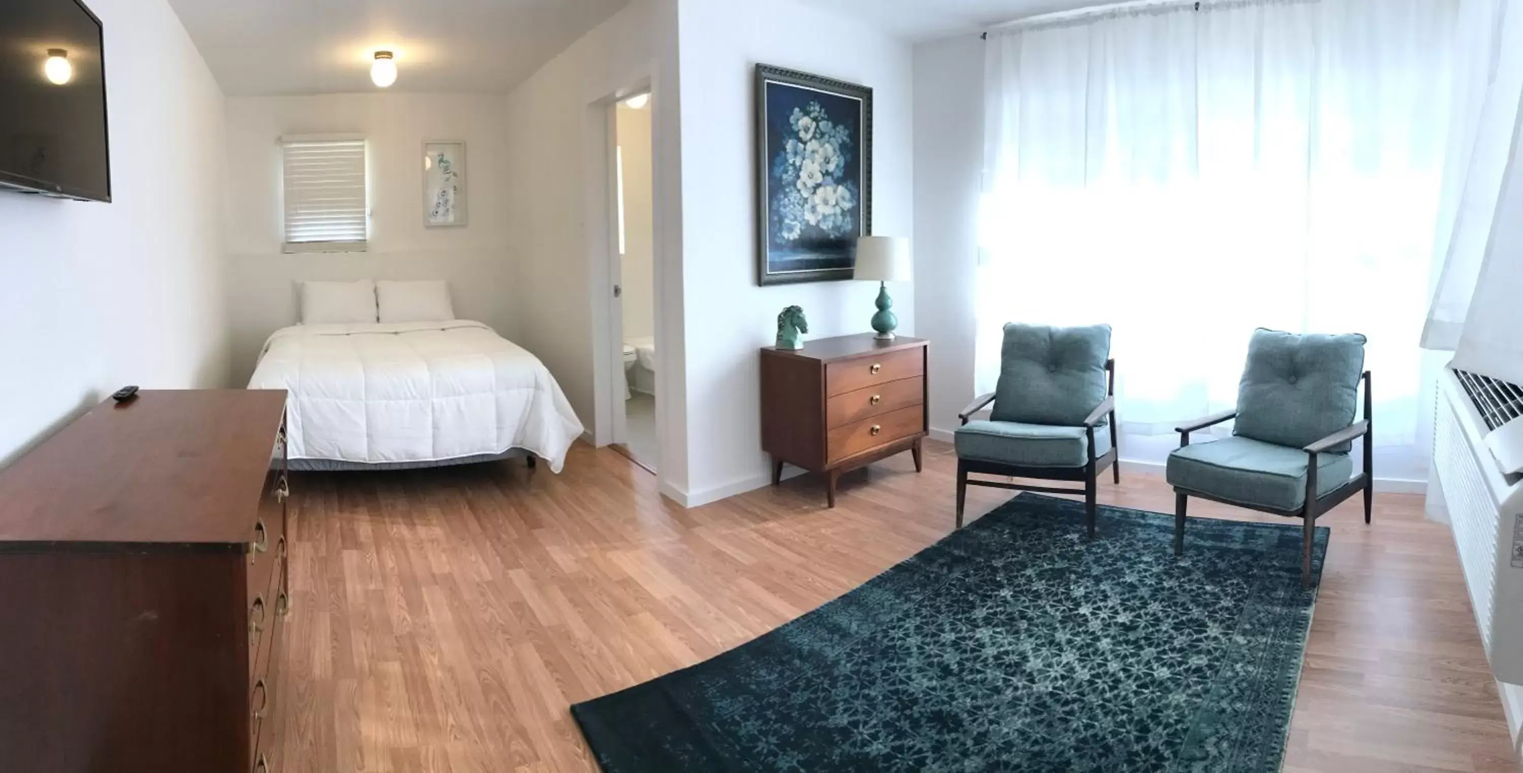 Deluxe Queen Room in Dame Fortune's Cottage Court Deluxe Queen Room in Dame Fortune's Cottage Court