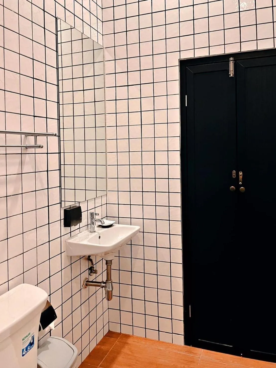 Property building in Book a Bed Poshtel - SHA Plus