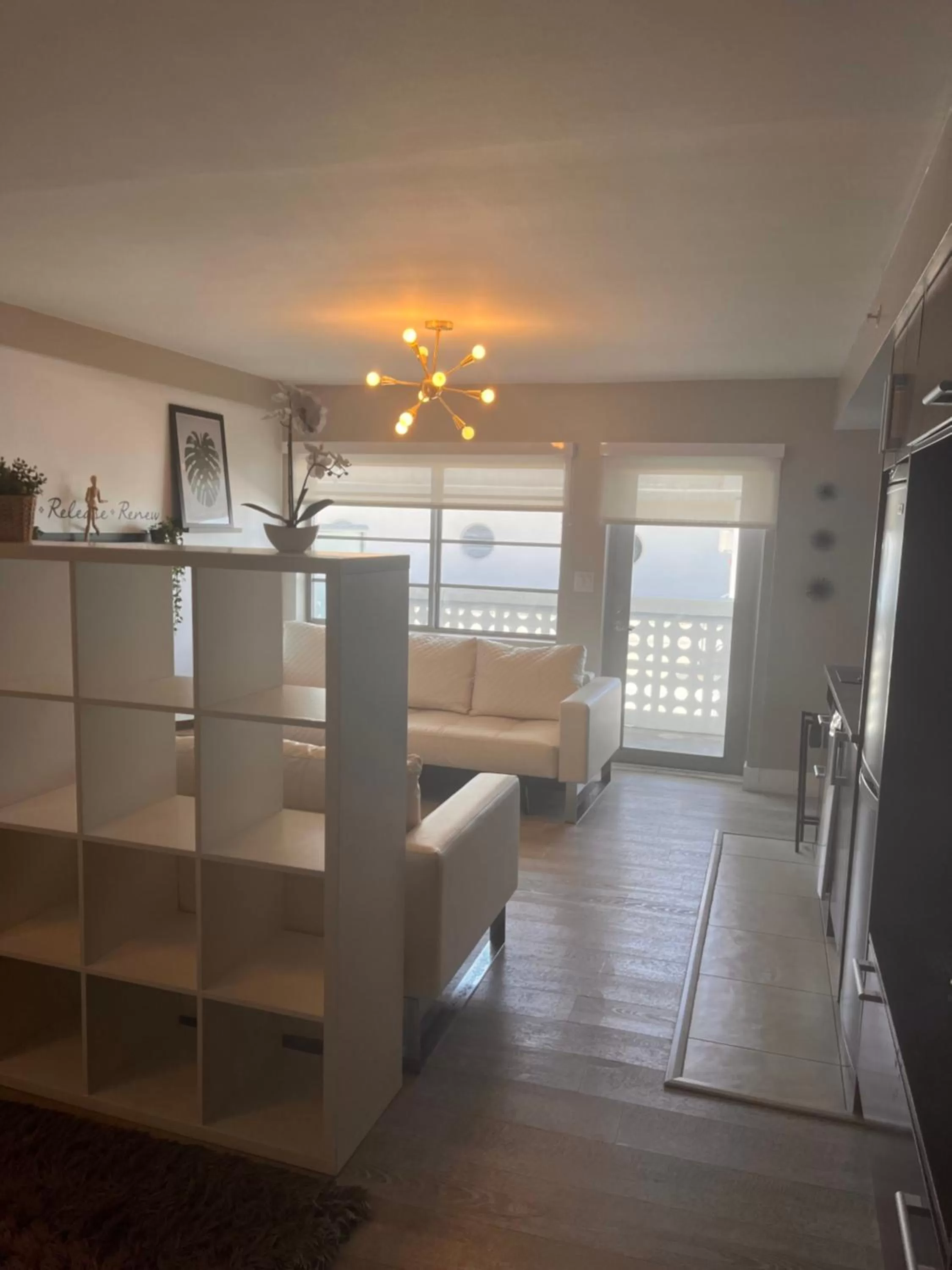 hair dresser, Seating Area in Suites at The Strand on Ocean Drive