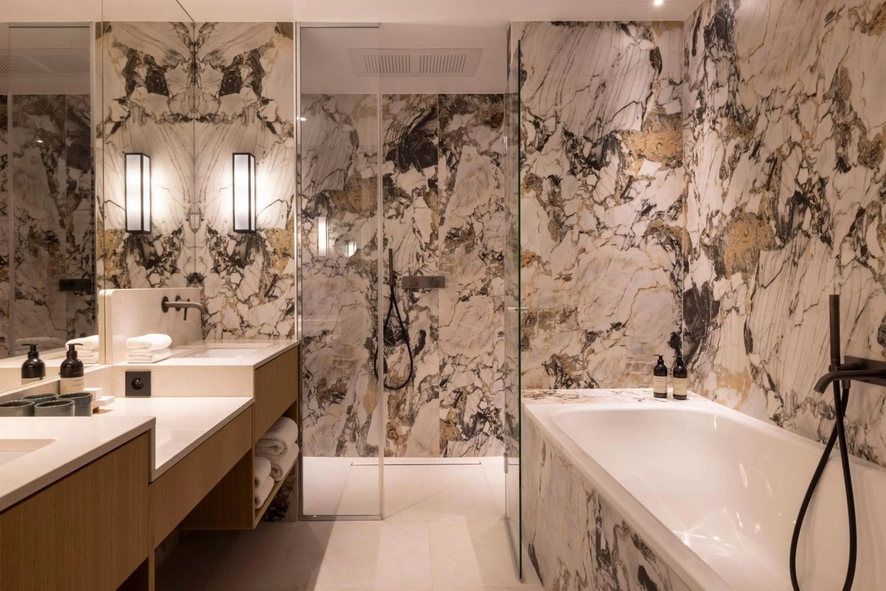 Shower in Padam Hôtel