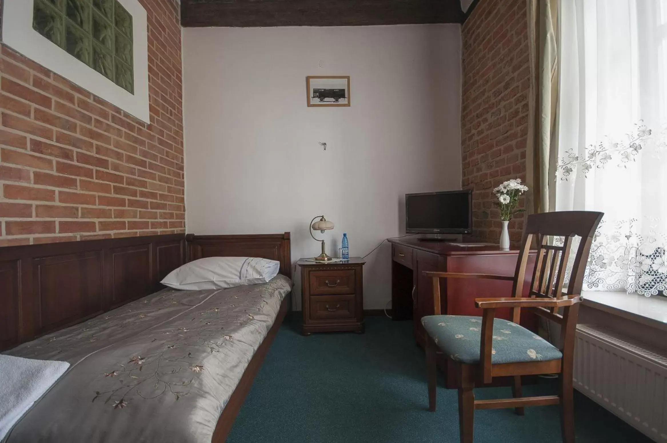 Deluxe Double Room with Two Double Beds in Hotel Restauracja Pod Parowozem Deluxe Double Room with Two Double Beds in Hotel Restauracja Pod Parowozem