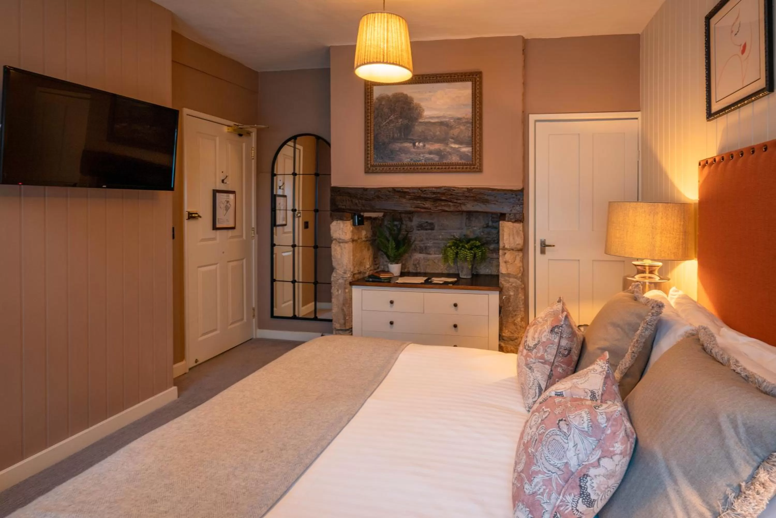 Bed in The George Inn & Plaine