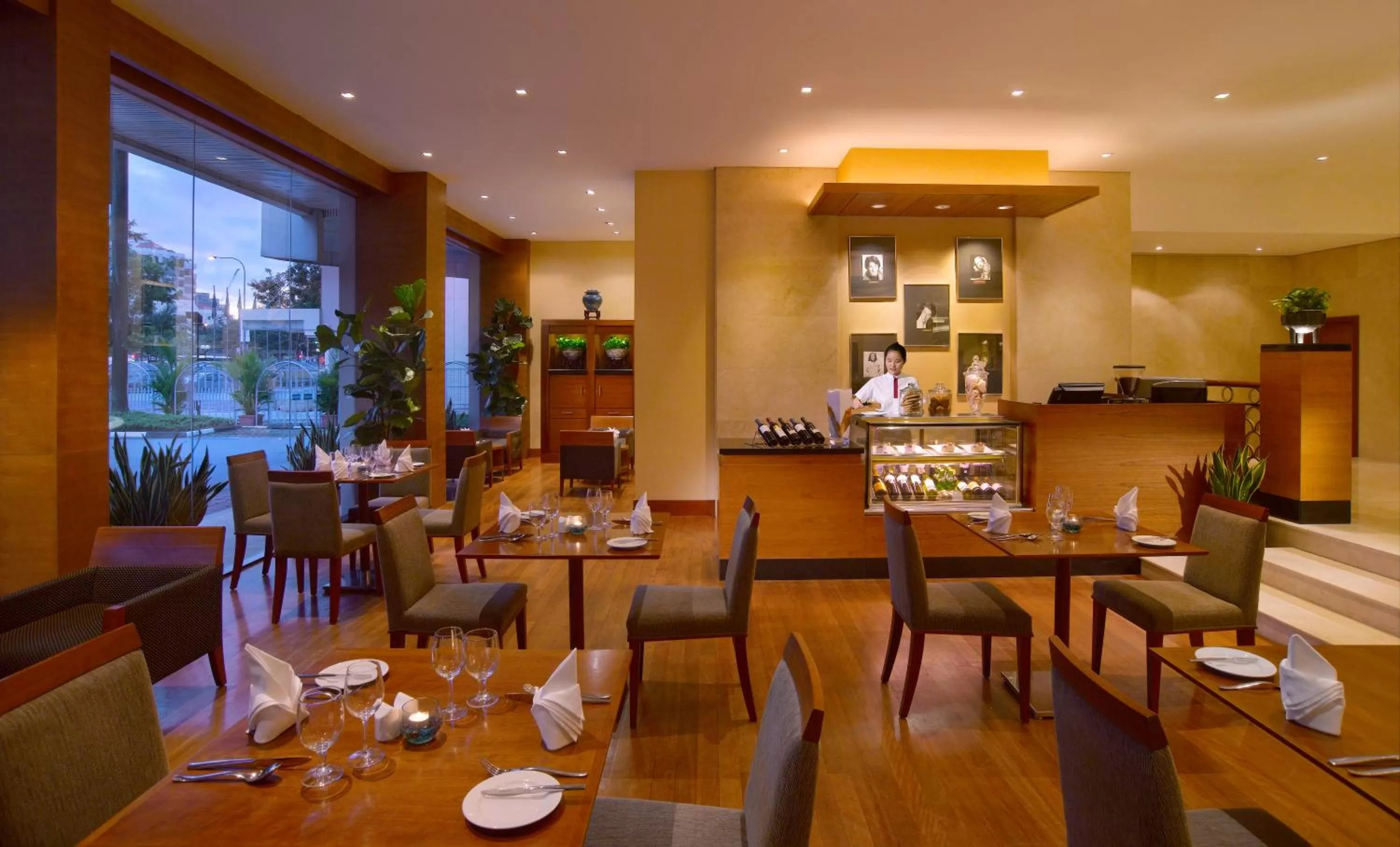 Restaurant/places to eat in Copthorne King's Hotel Singapore
