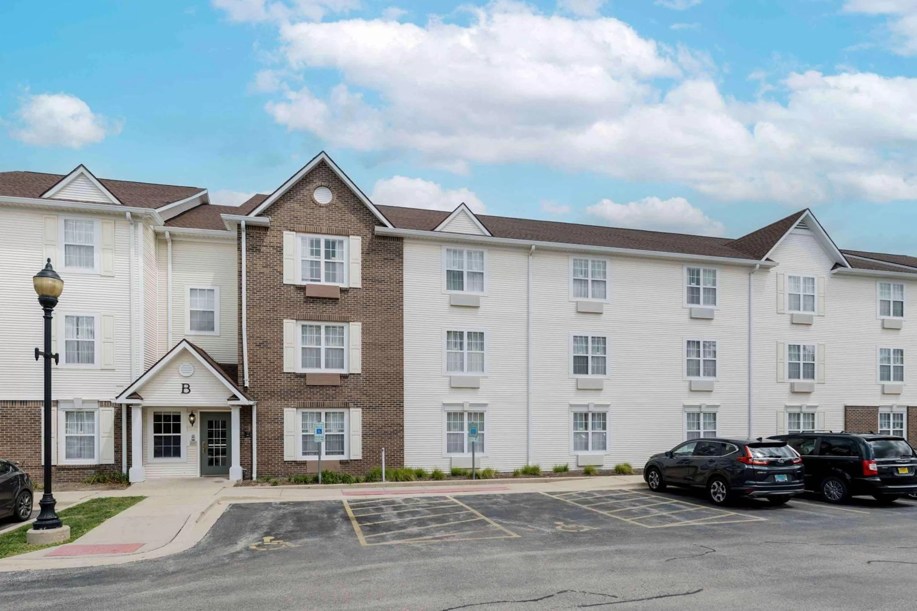 Property building in Extended Stay America Suites - Chicago - Elgin - West Dundee
