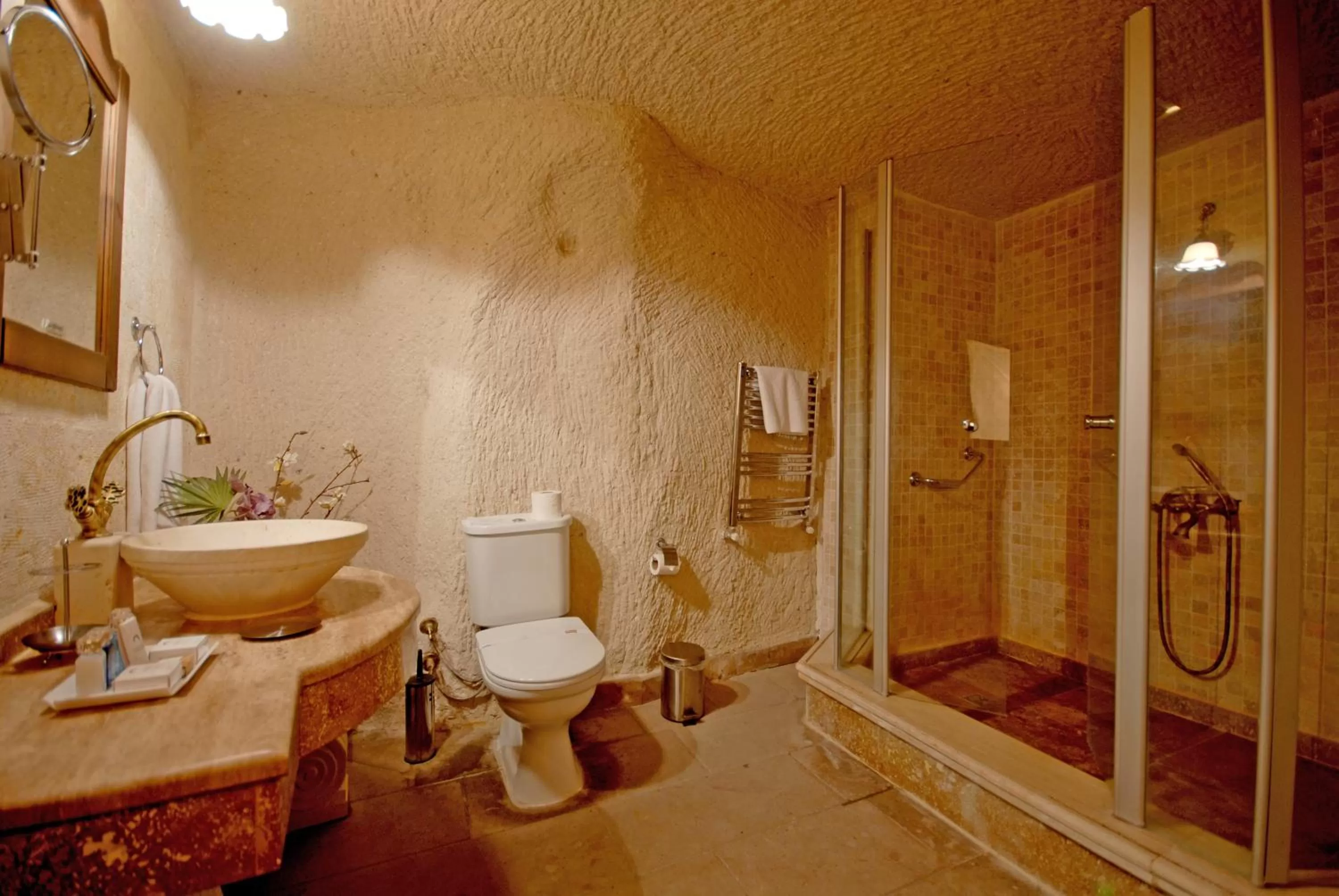 Bathroom in Miras Hotel