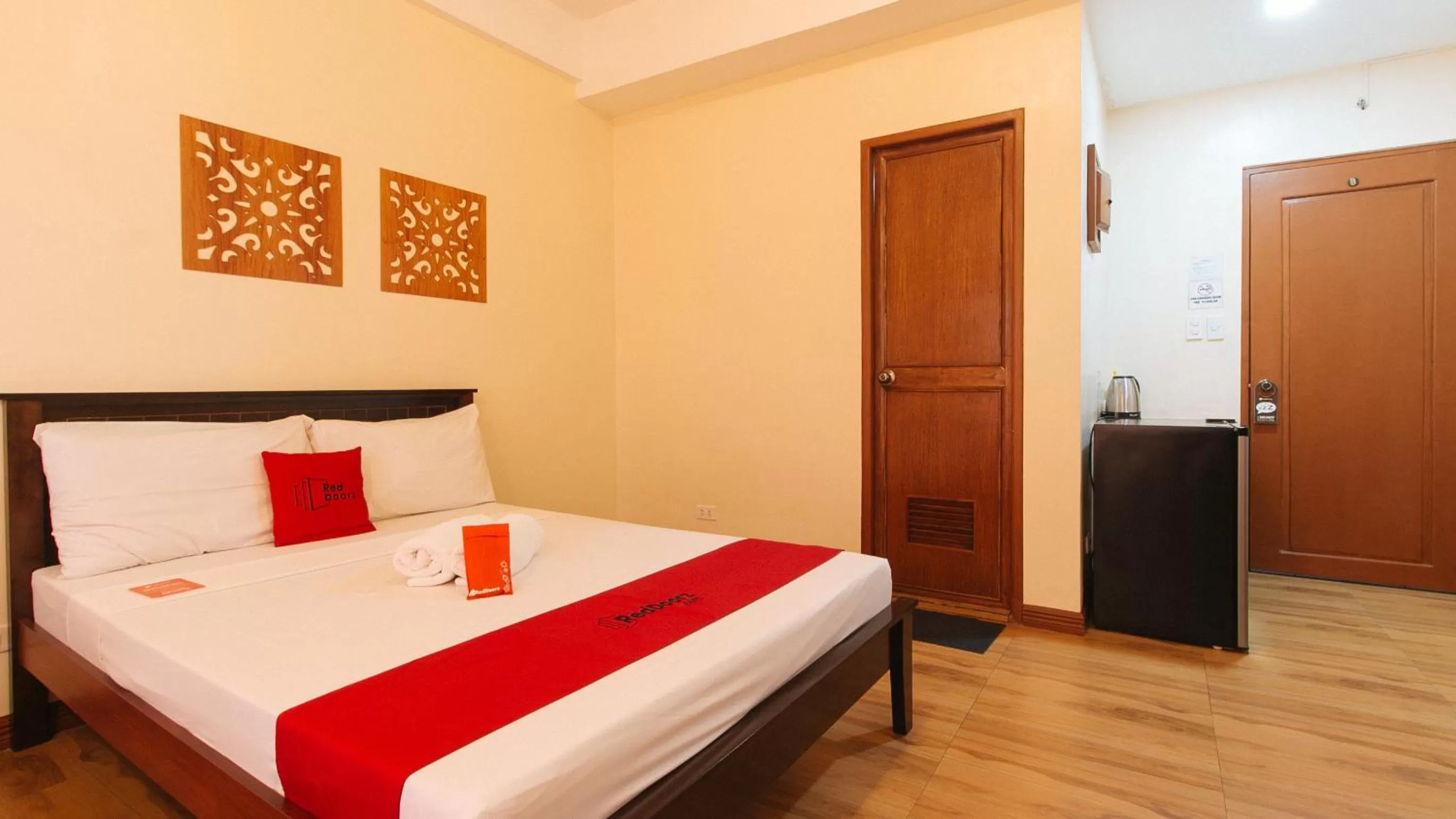 Bedroom, Bed in RedDoorz Plus near Johnson and Johnson Paranaque