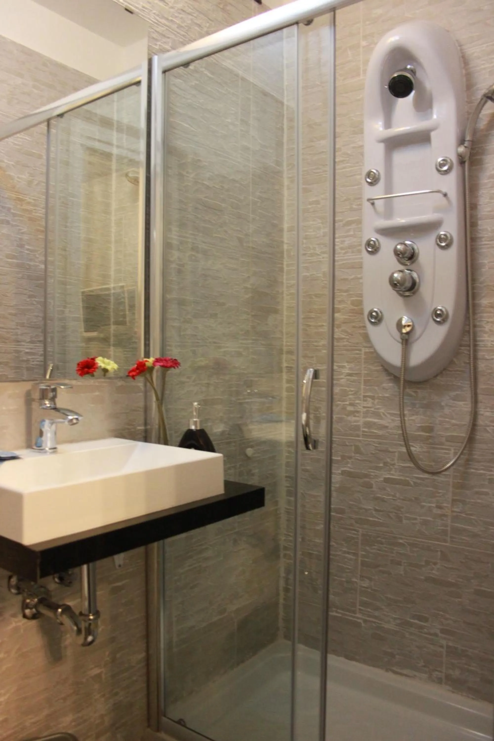 Shower in The Place In Rome Guest House