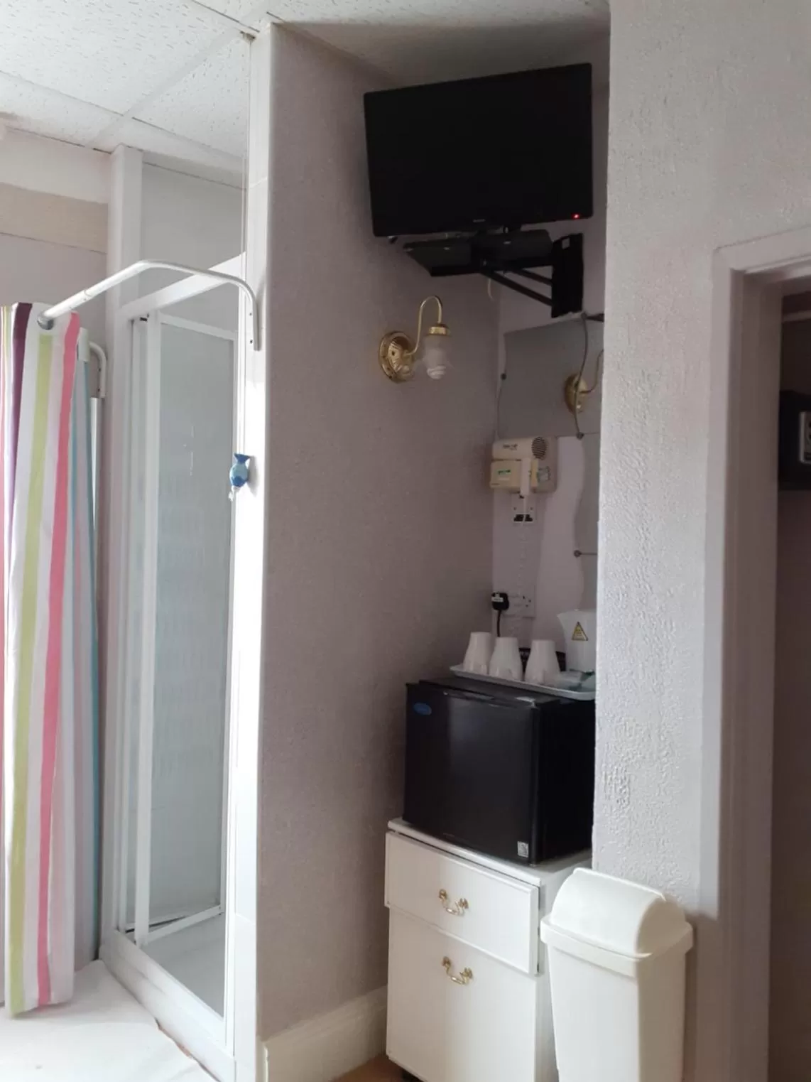 Shower, TV/Entertainment Center in Briny View Hotel