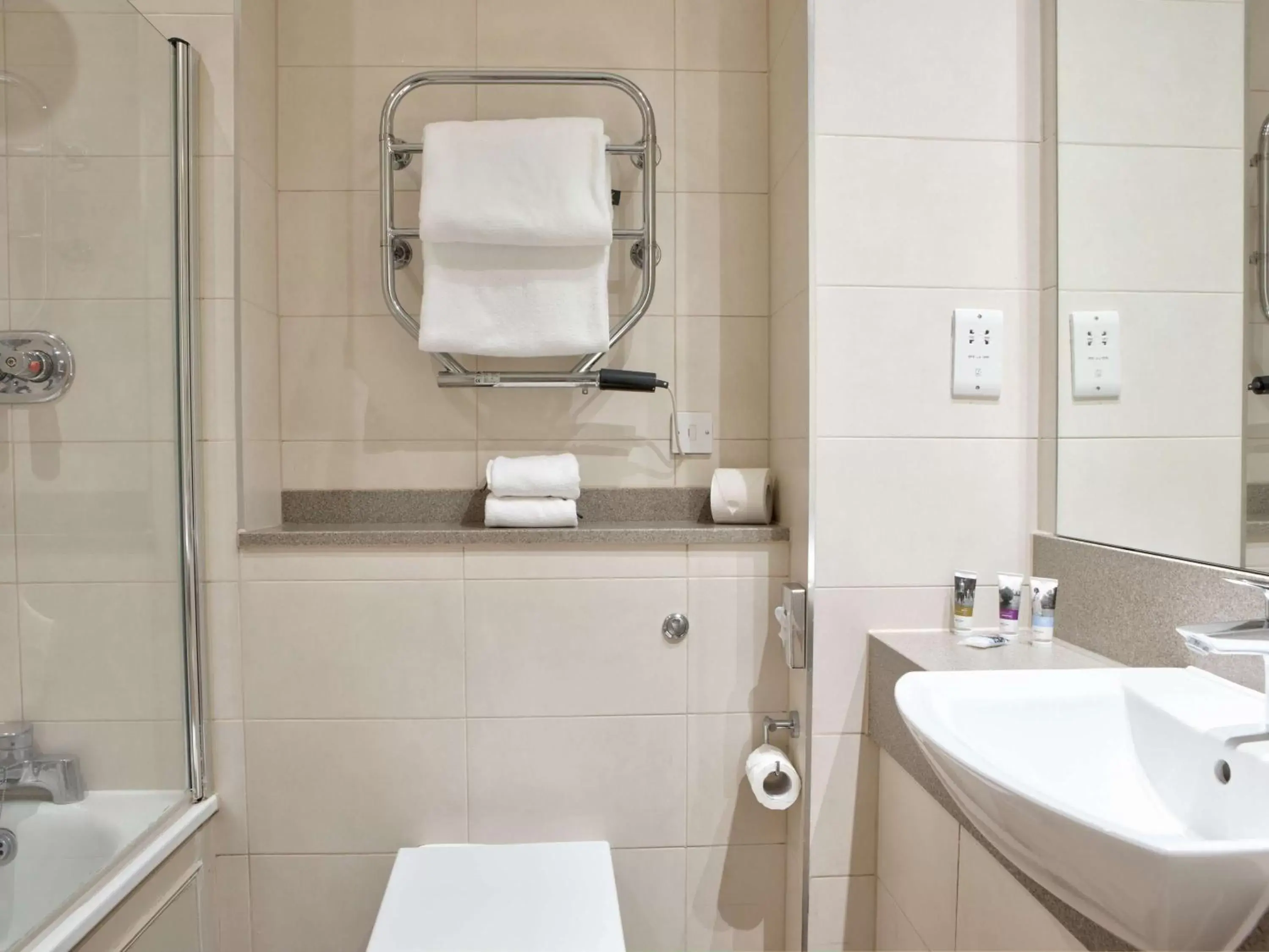 Classic Double Room in Mercure Box Hill Burford Bridge Hotel Classic Double Room in Mercure Box Hill Burford Bridge Hotel