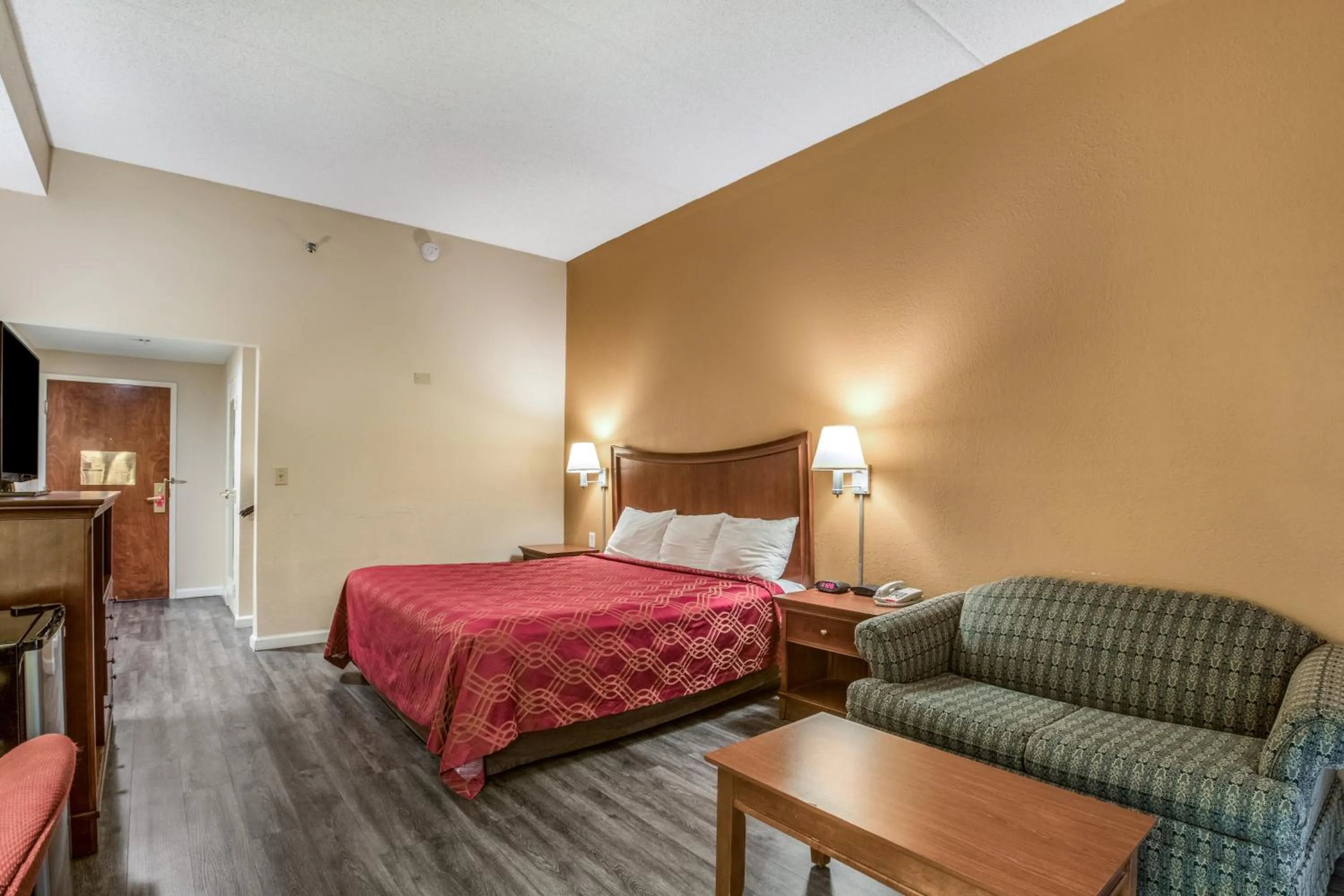 Bed in Econo Lodge Inn & Suites Marietta near Dobbins ARB