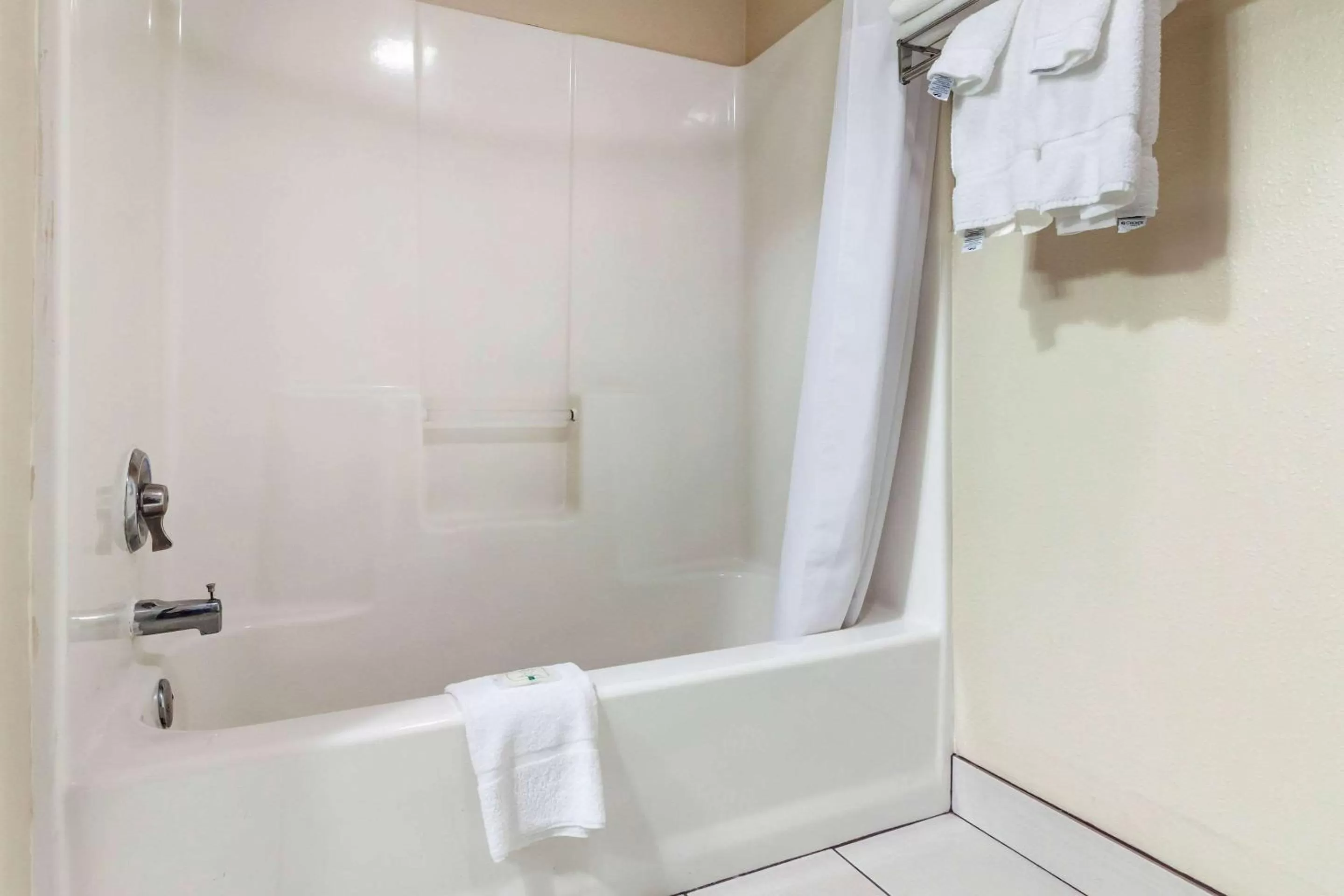 Photo of the whole room in Quality Inn Hays I-70