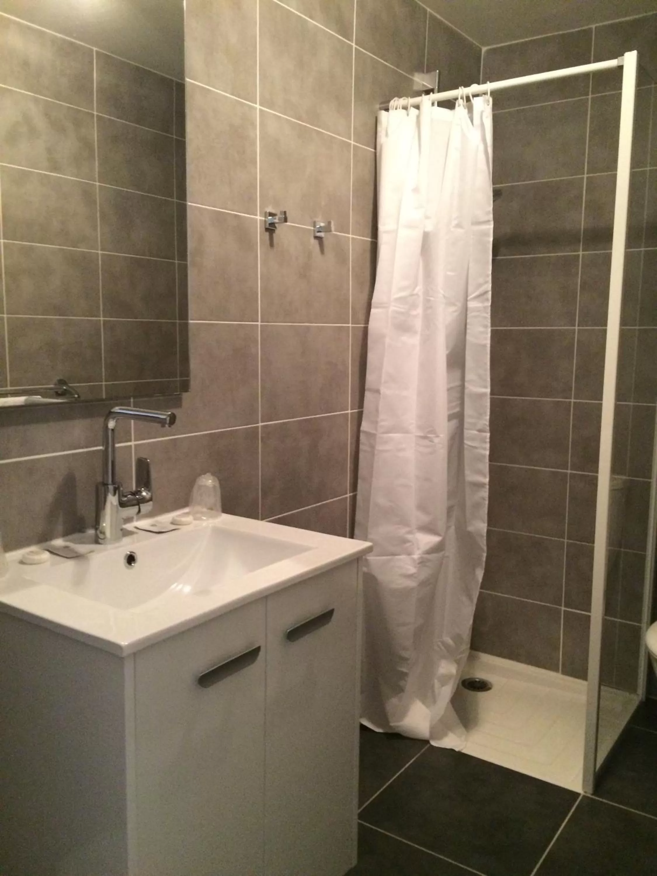 Bathroom in Hôtel Restaurant Le Provençal