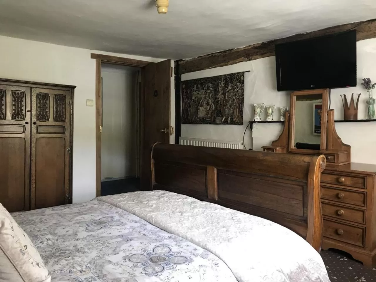 Bed in The Chequers Inn