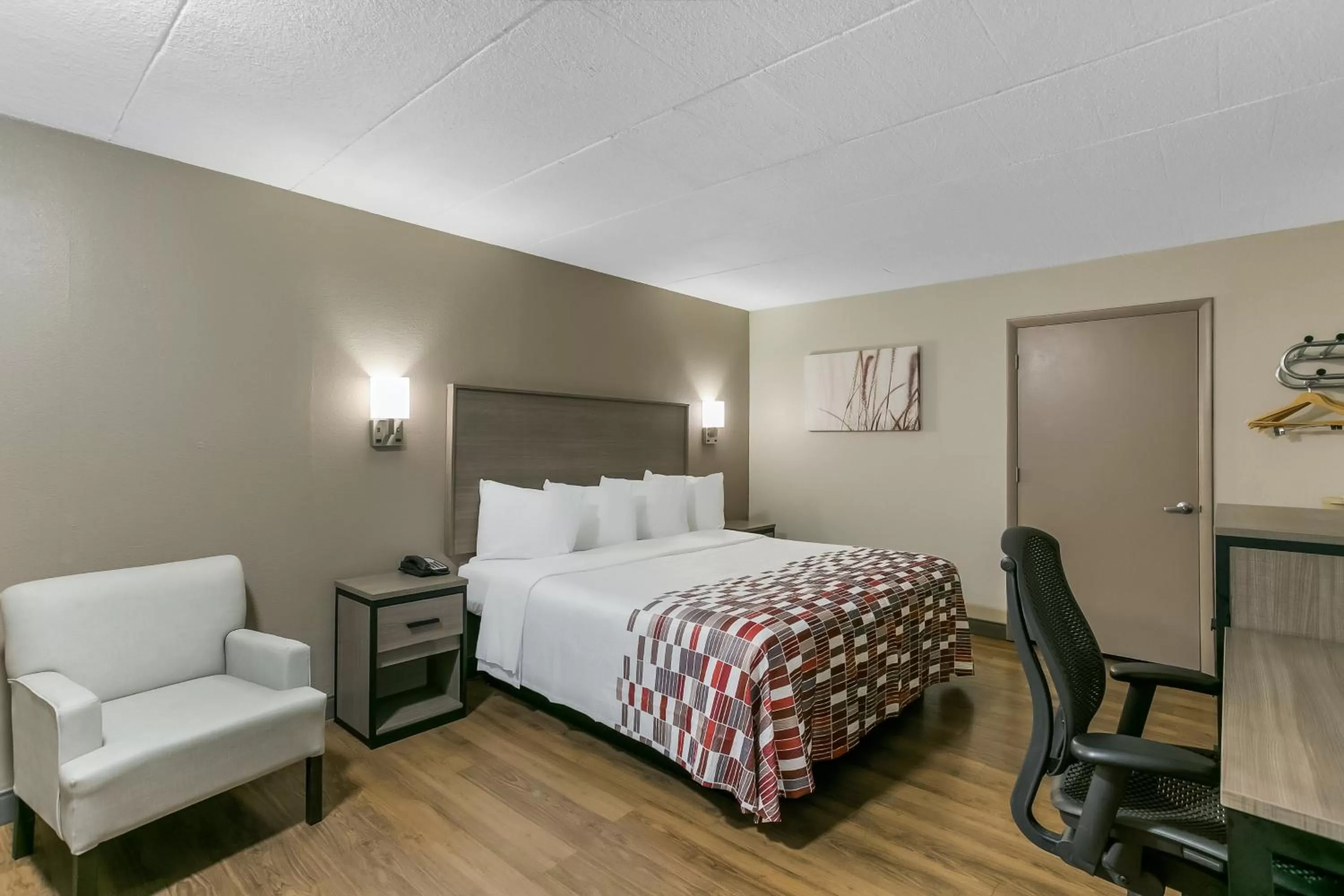 Bedroom, Bed in Red Roof Inn Baltimore