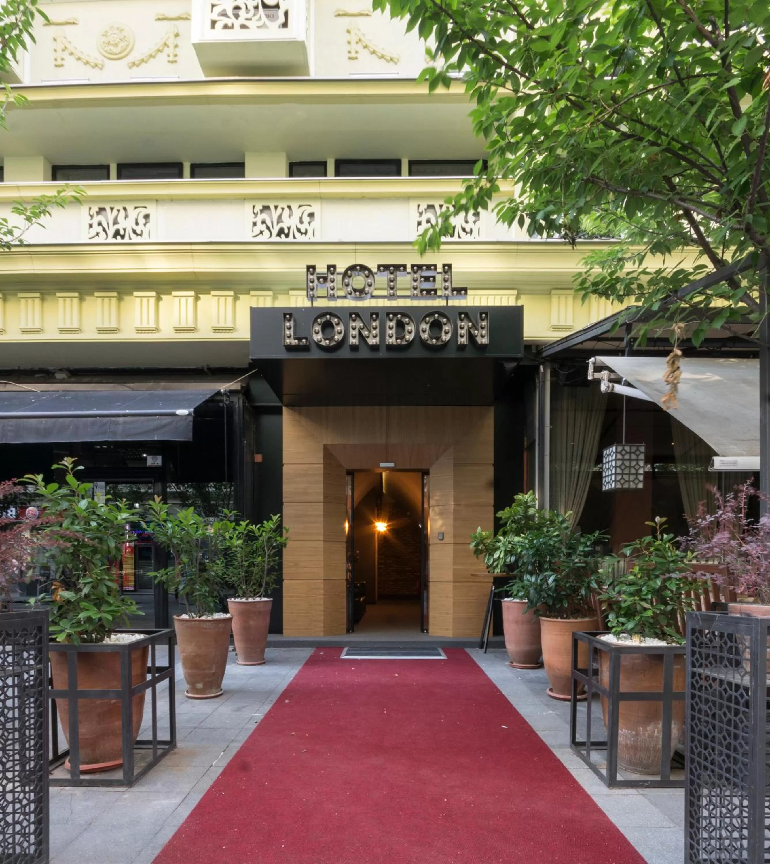 Facade/entrance in Hotel London B&B