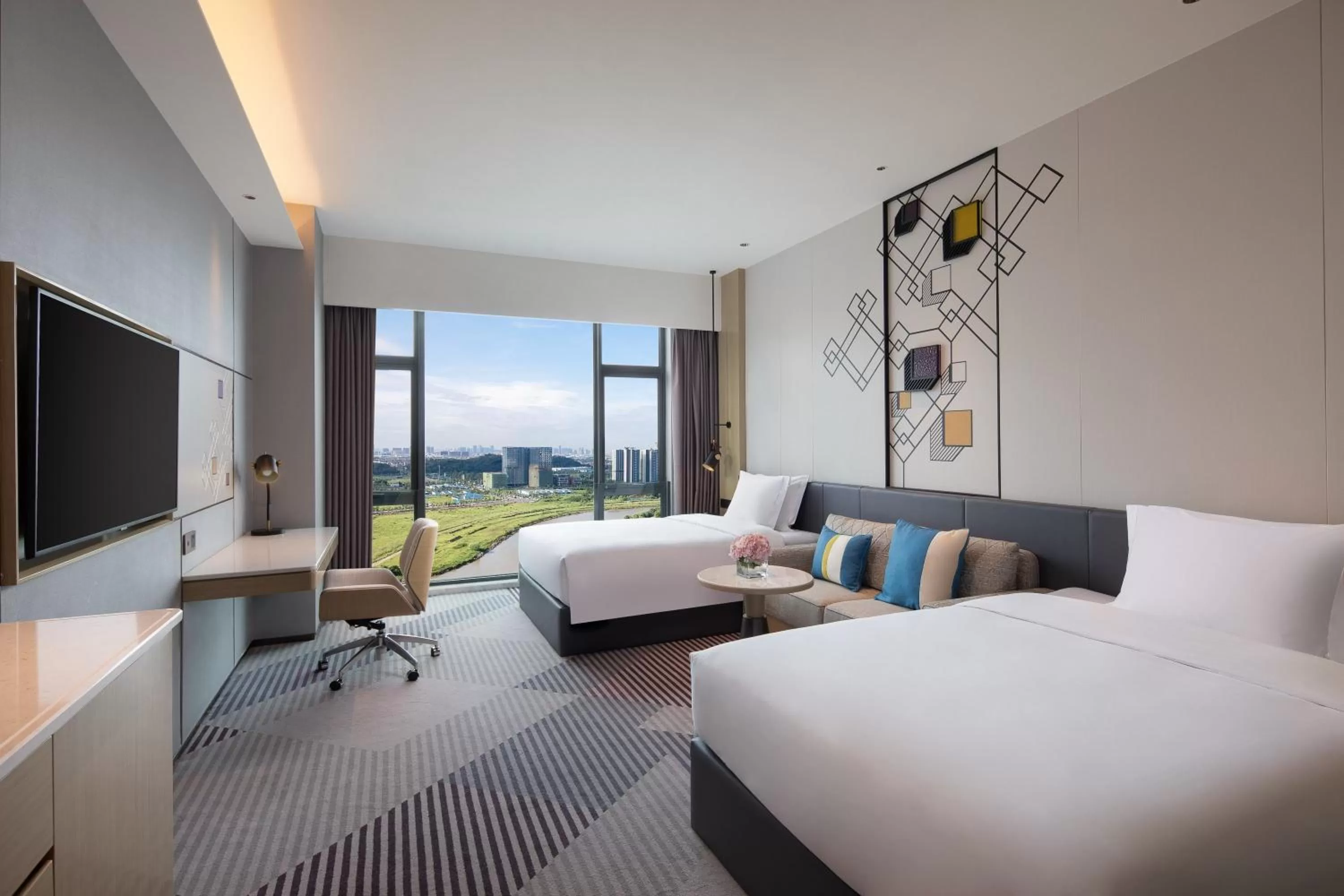 Photo of the whole room, Bed in Crowne Plaza Foshan Nanhai-an IHG Hotel