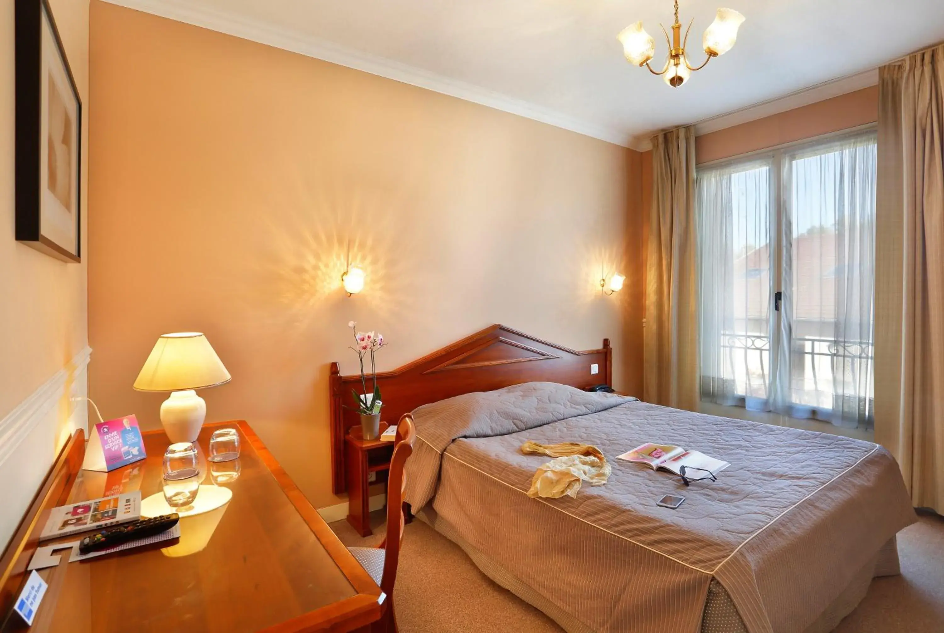 Comfort Double or Twin Room in Hostellerie des Trois Pigeons, Paray-le-Monial Comfort Double or Twin Room in Hostellerie des Trois Pigeons, Paray-le-Monial