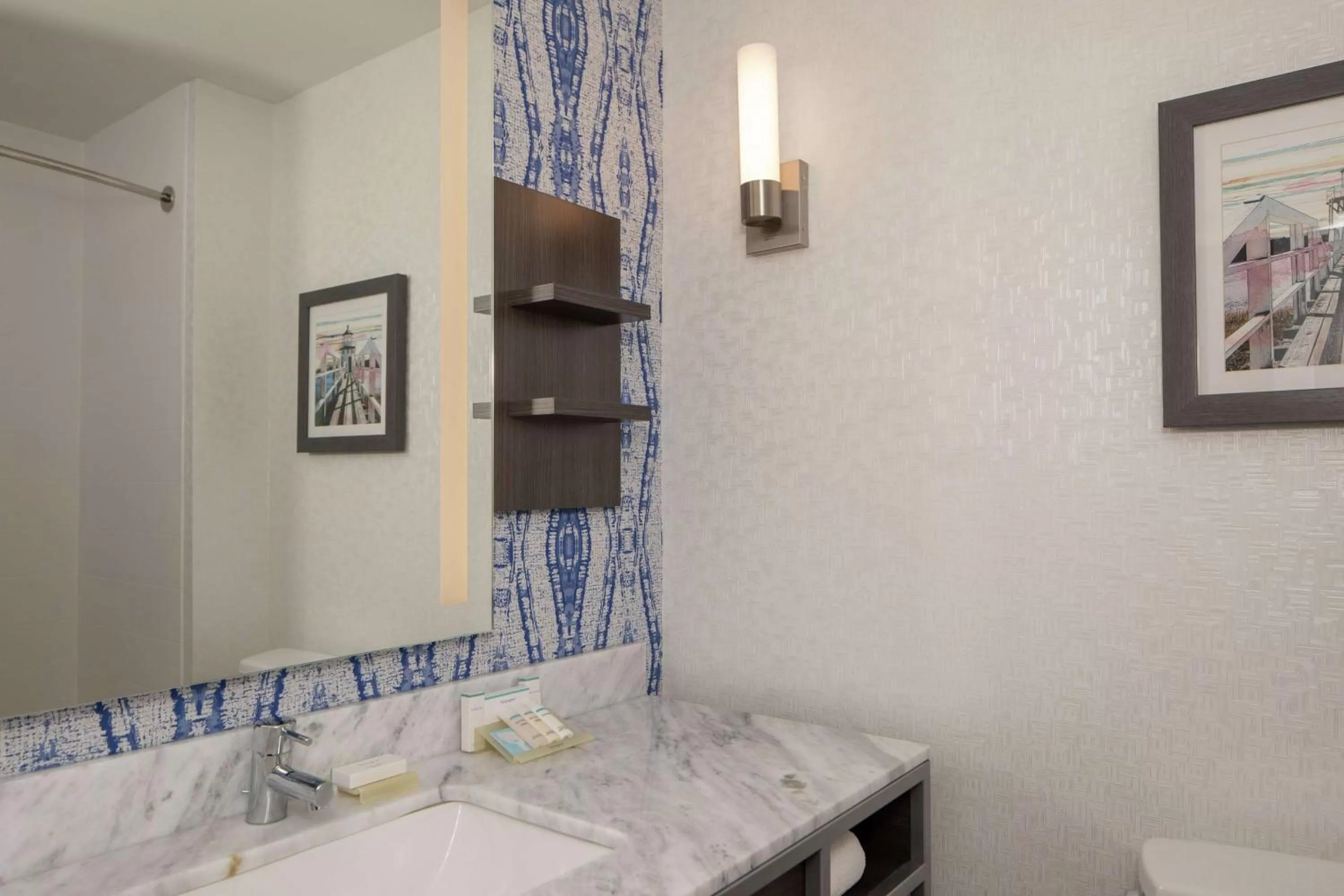 Bathroom, Bed in Hilton Garden Inn Freeport Downtown