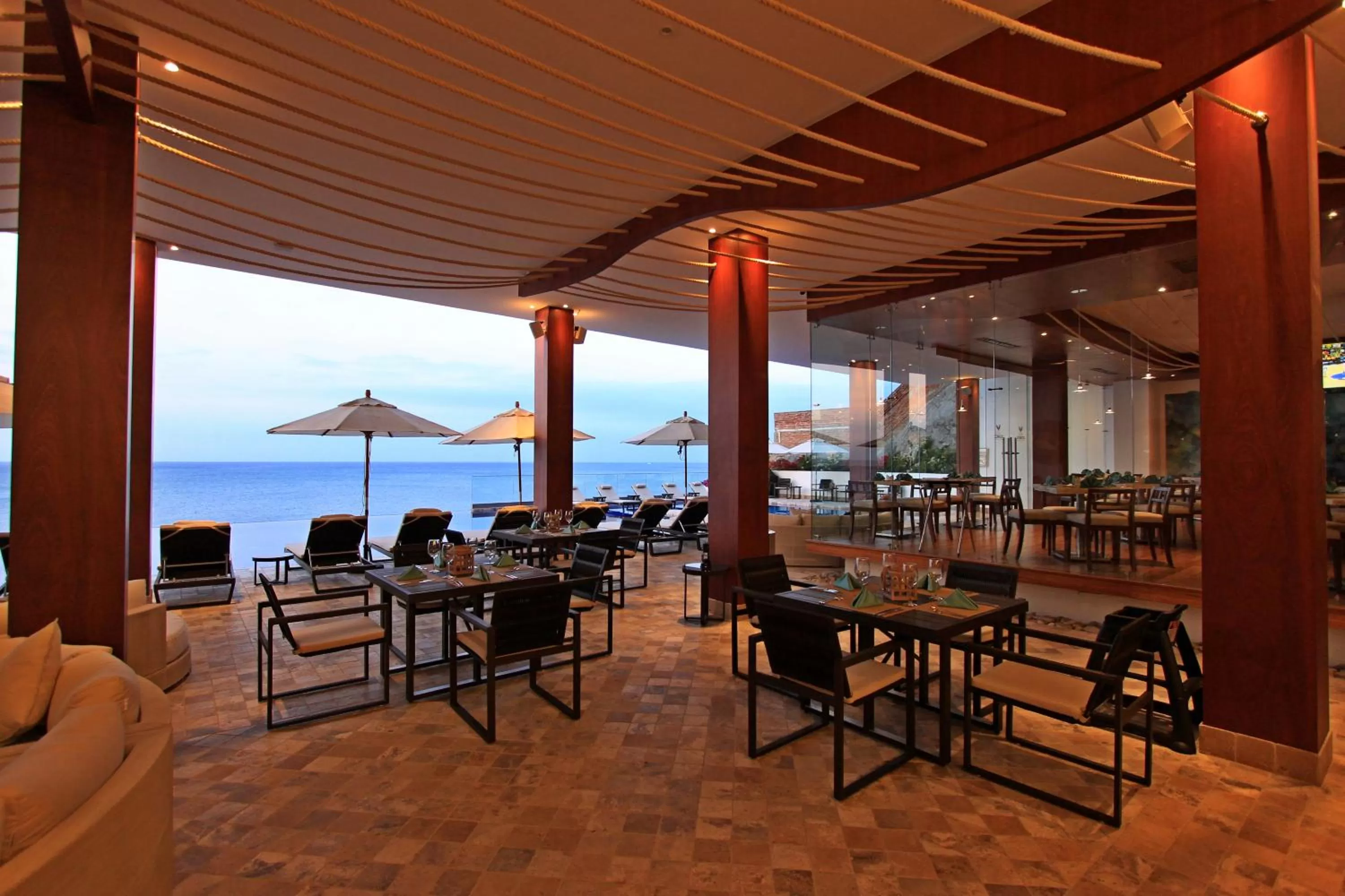 Restaurant/Places to Eat in Hotel Poseidon