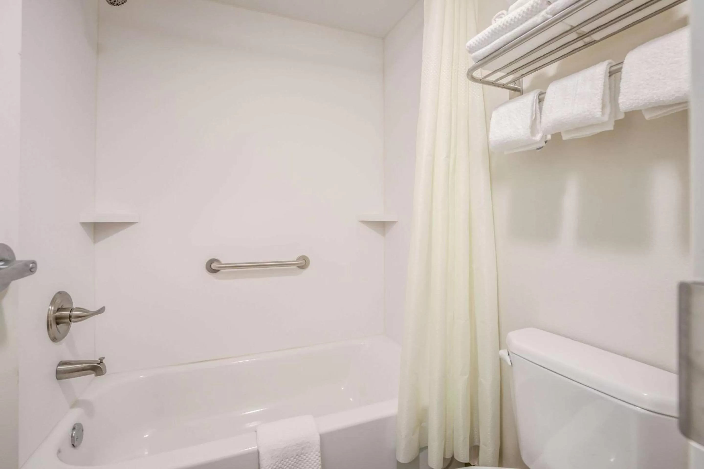 Bathroom in Suburban Studios Middlesboro