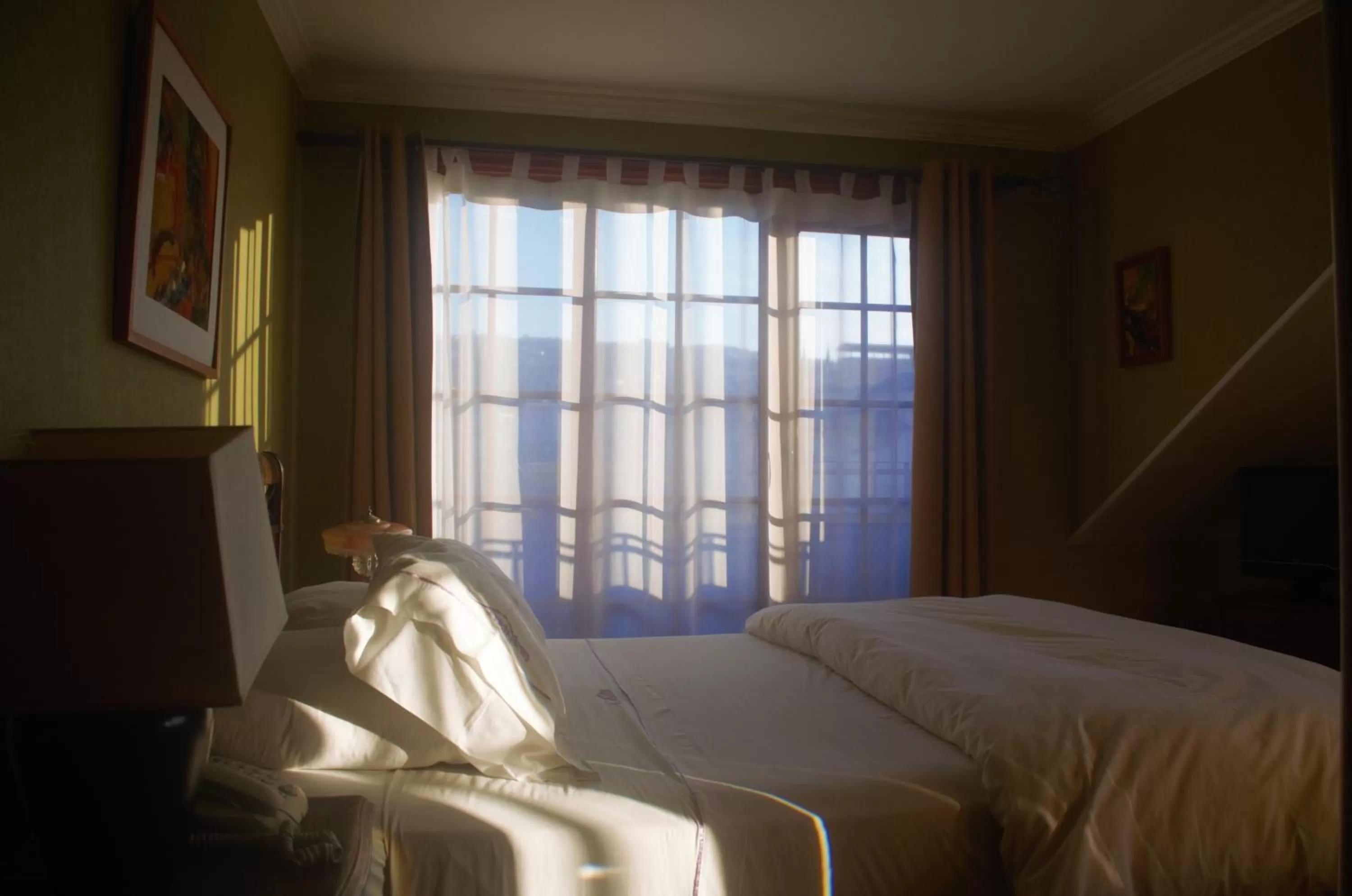 Photo of the whole room, Seating Area in Hotel Manoir Atkinson