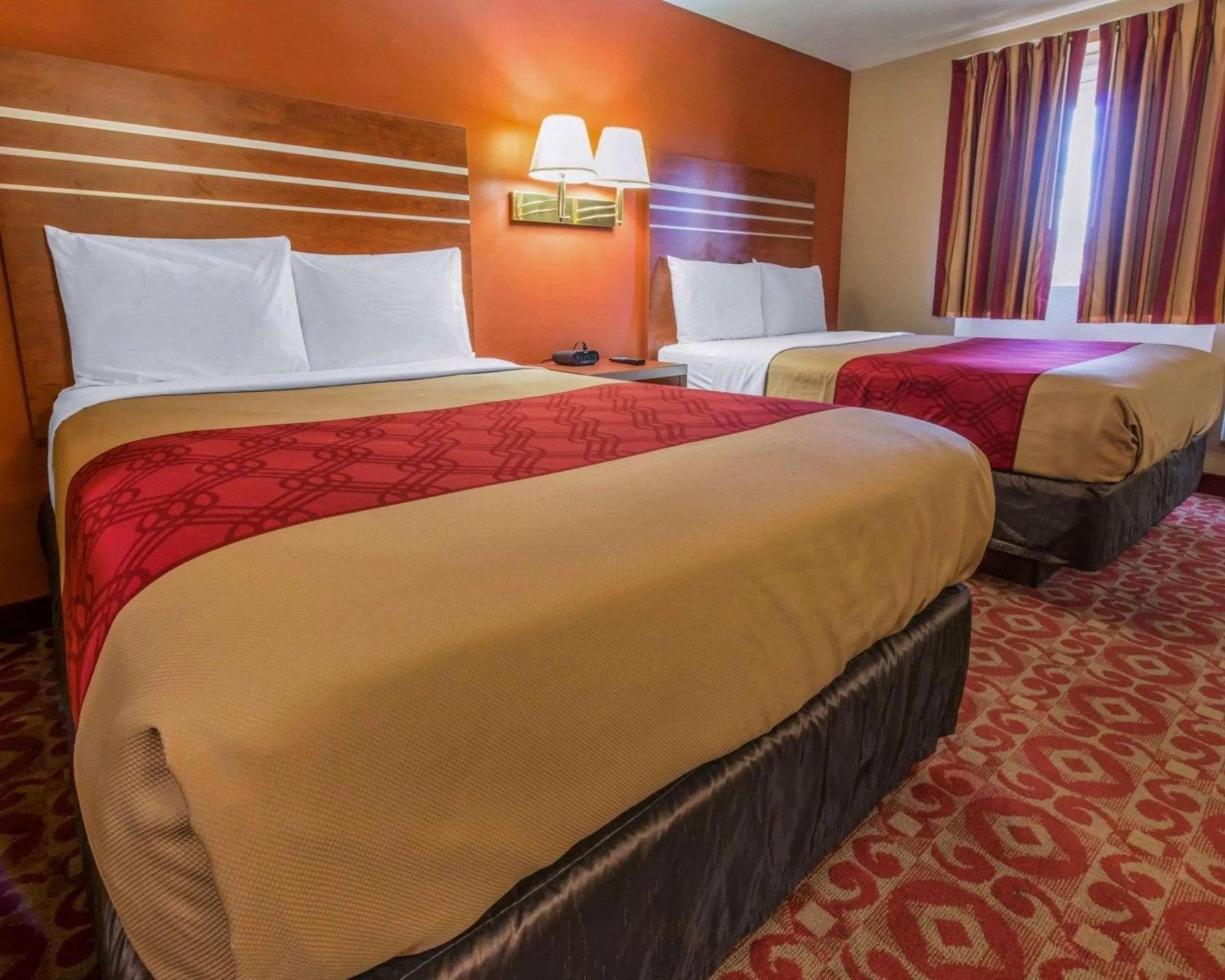 Photo of the whole room, Bed in Econo Lodge Hermitage South