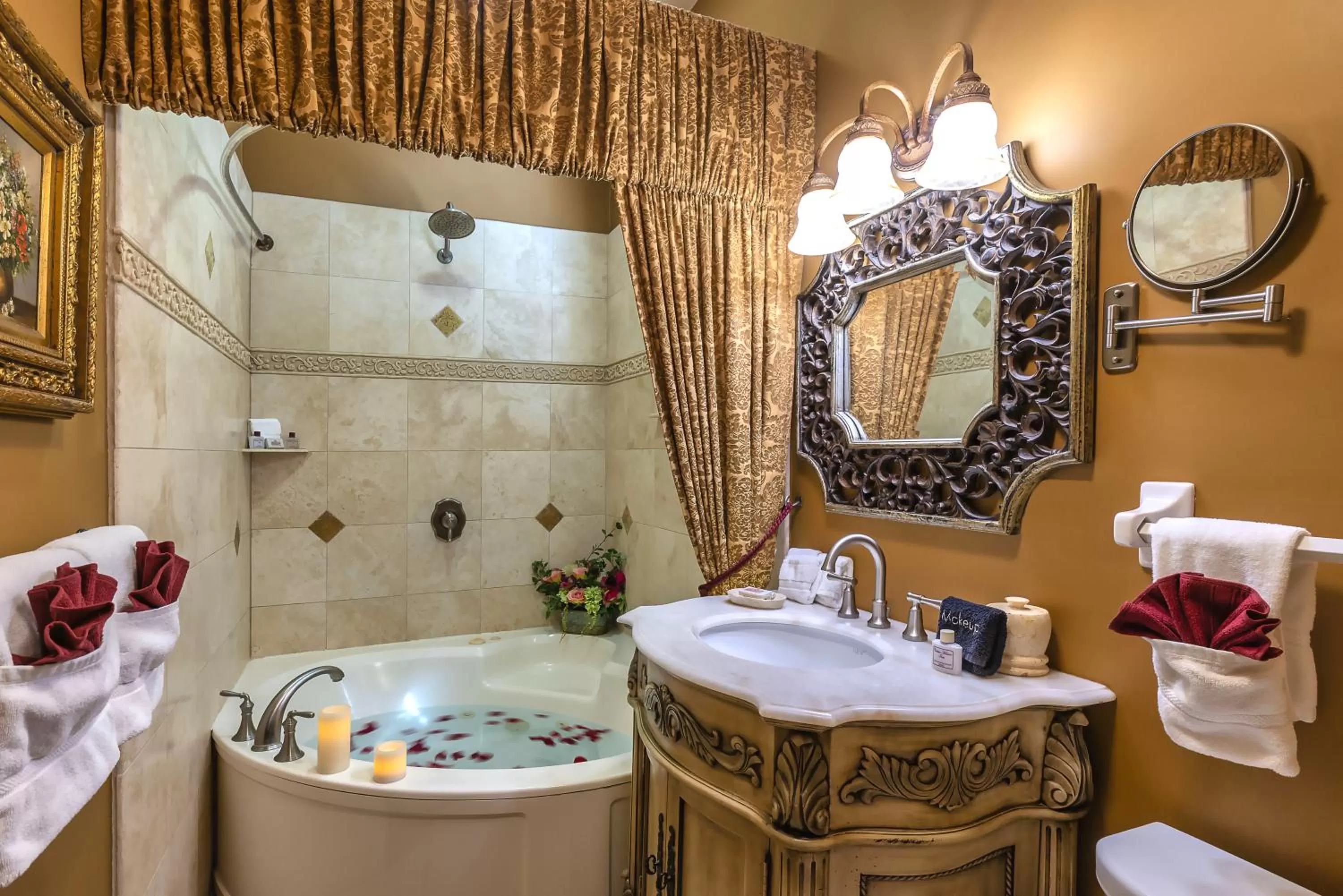 Hot Tub in Cedar House Inn