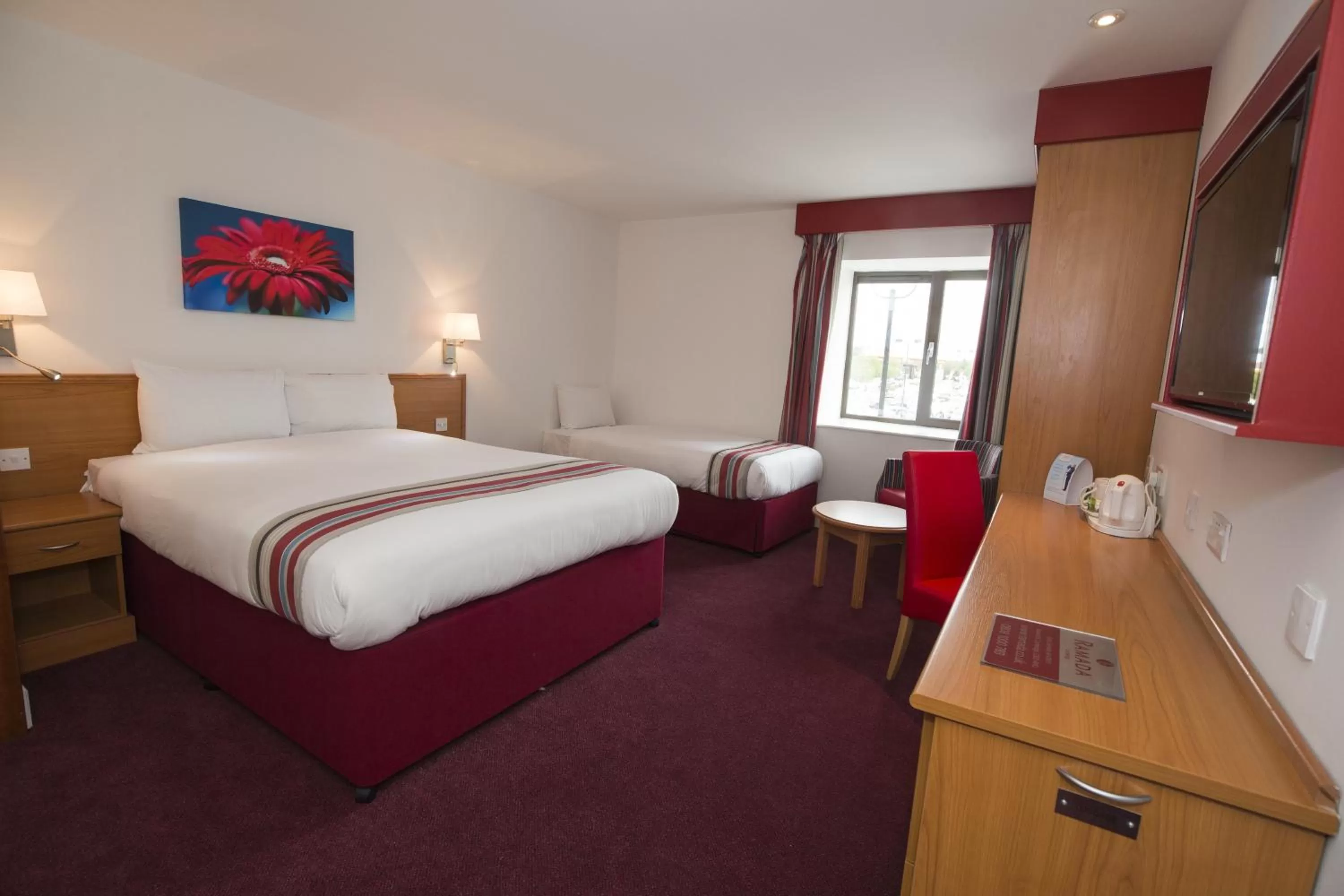 Photo of the whole room, Bed in Ramada Cambridge
