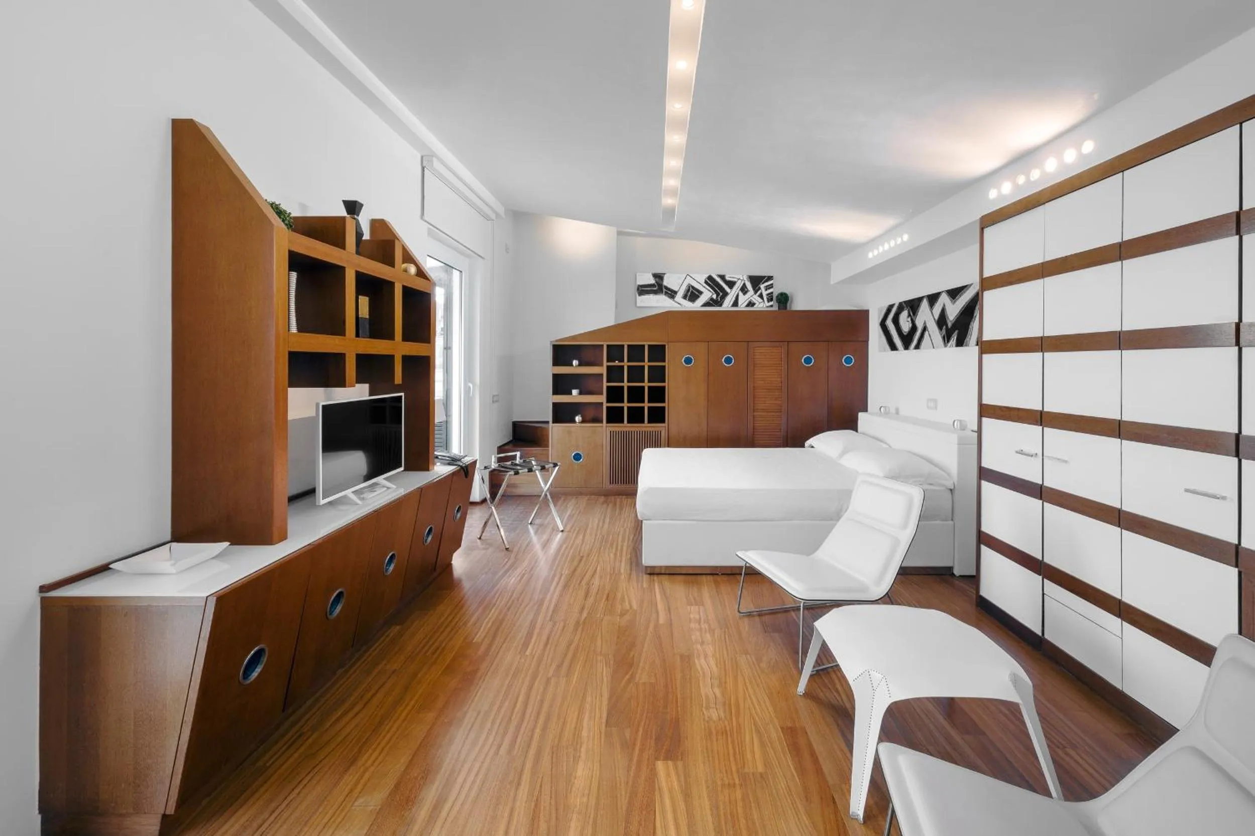 Photo of the whole room in LHP Suite Posillipo