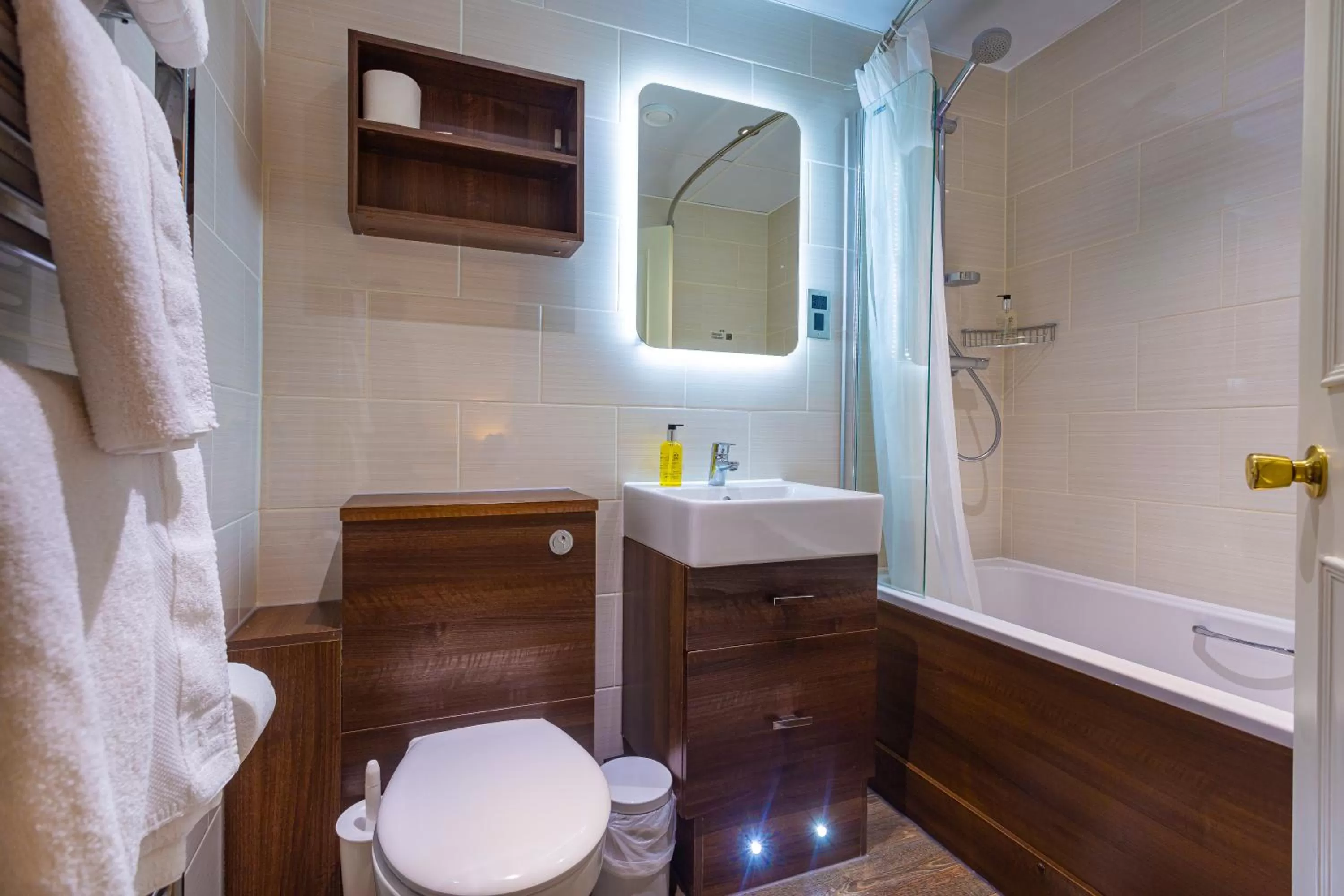 Shower in The White Hart Hotel, Boston, Lincolnshire - The Coaching Inn Group