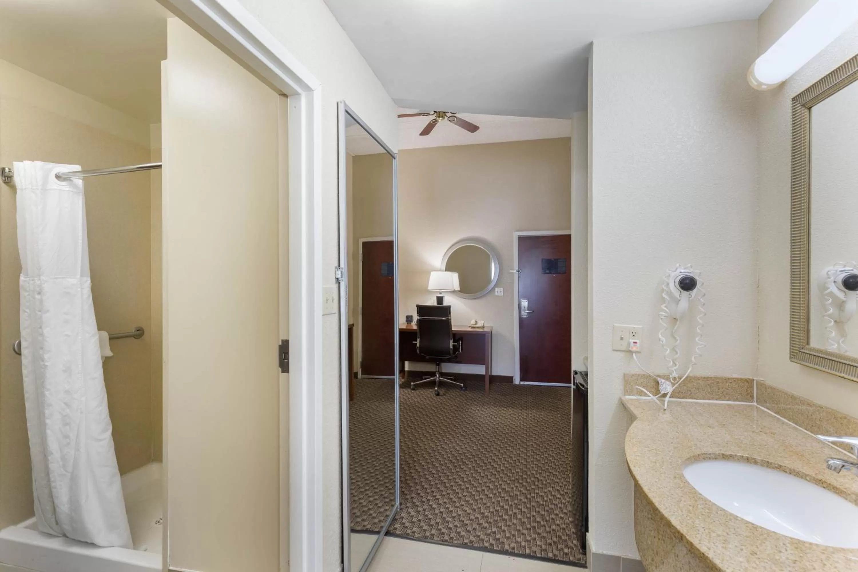 Bathroom in Comfort Suites Elkridge Columbia Gateway