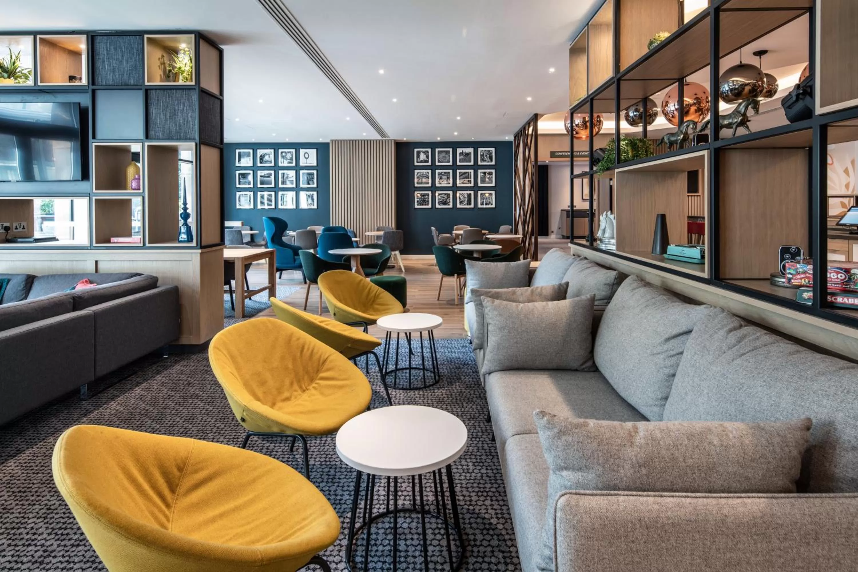 Lounge or bar in Holiday Inn London-Shepperton by IHG