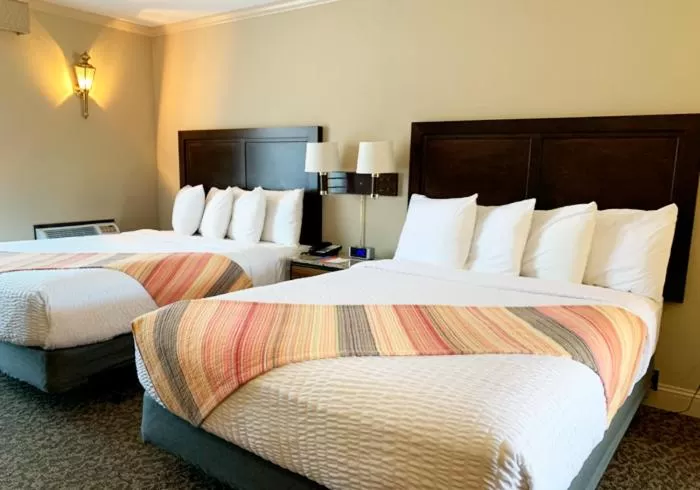 Bed in Coachman Inn Oak Harbor