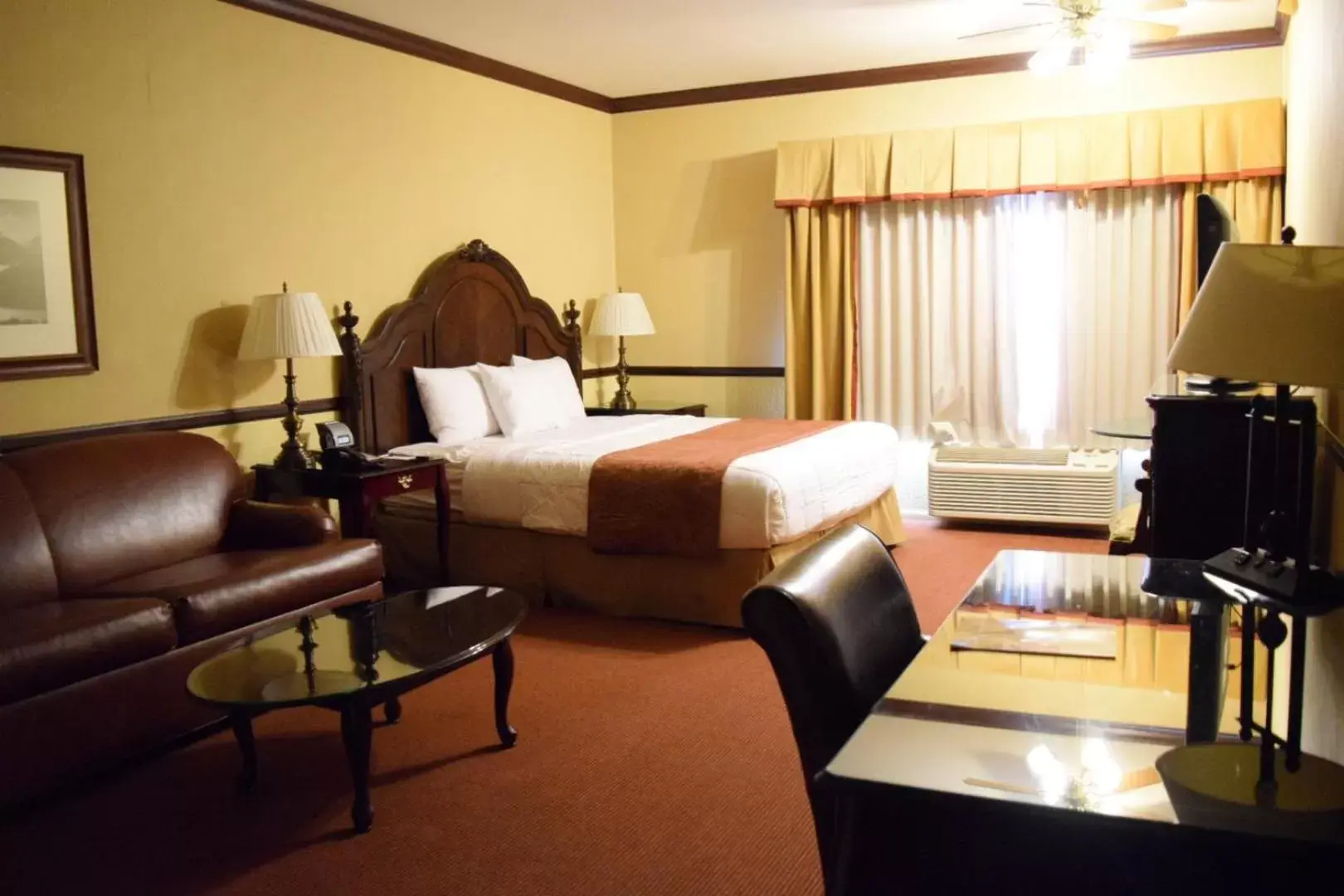 Deluxe King Room in Folk Inn Ontario Airport Deluxe King Room in Folk Inn Ontario Airport