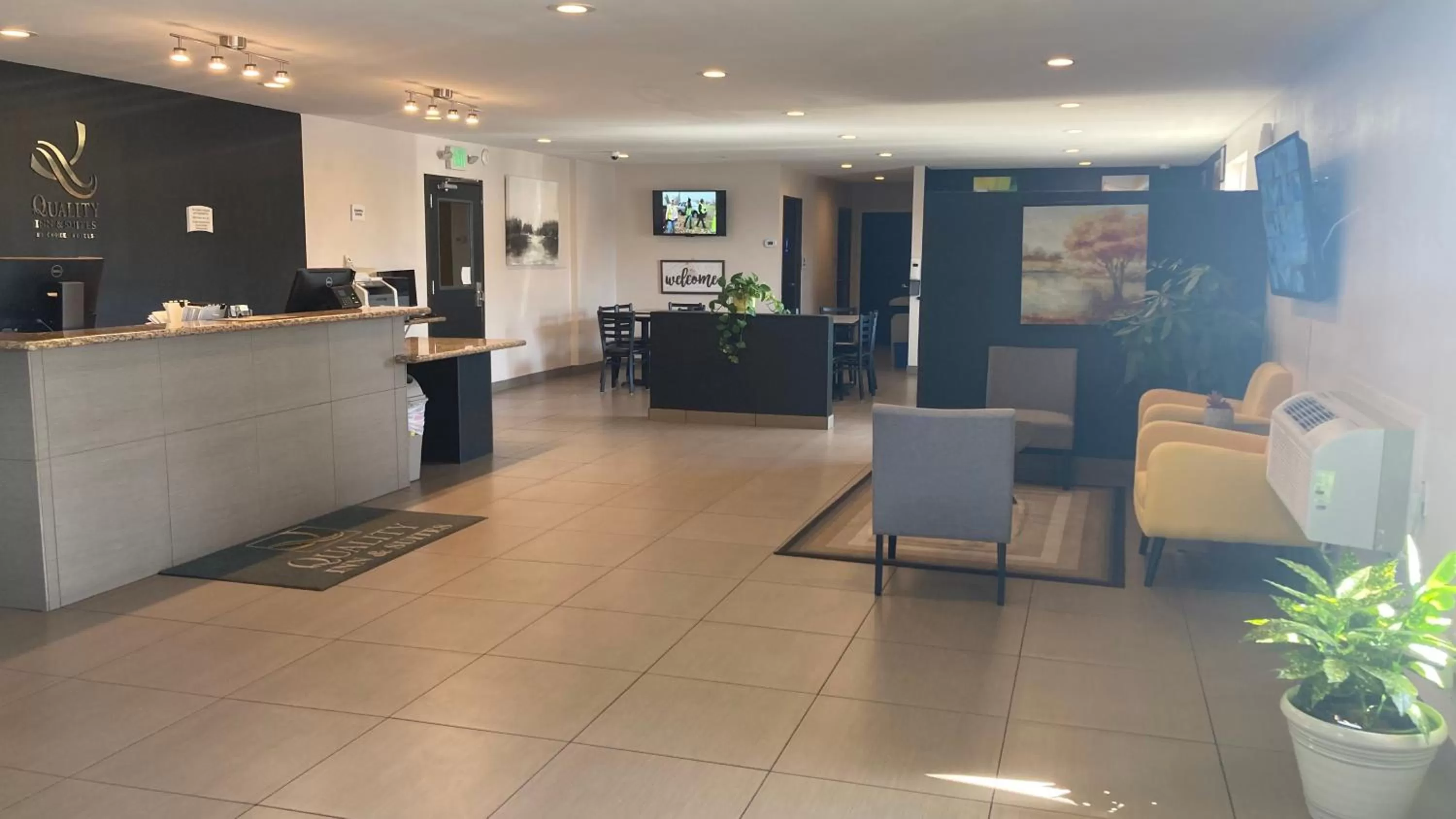 Lobby or reception in Quality Inn & Suites near Downtown Bakersfield