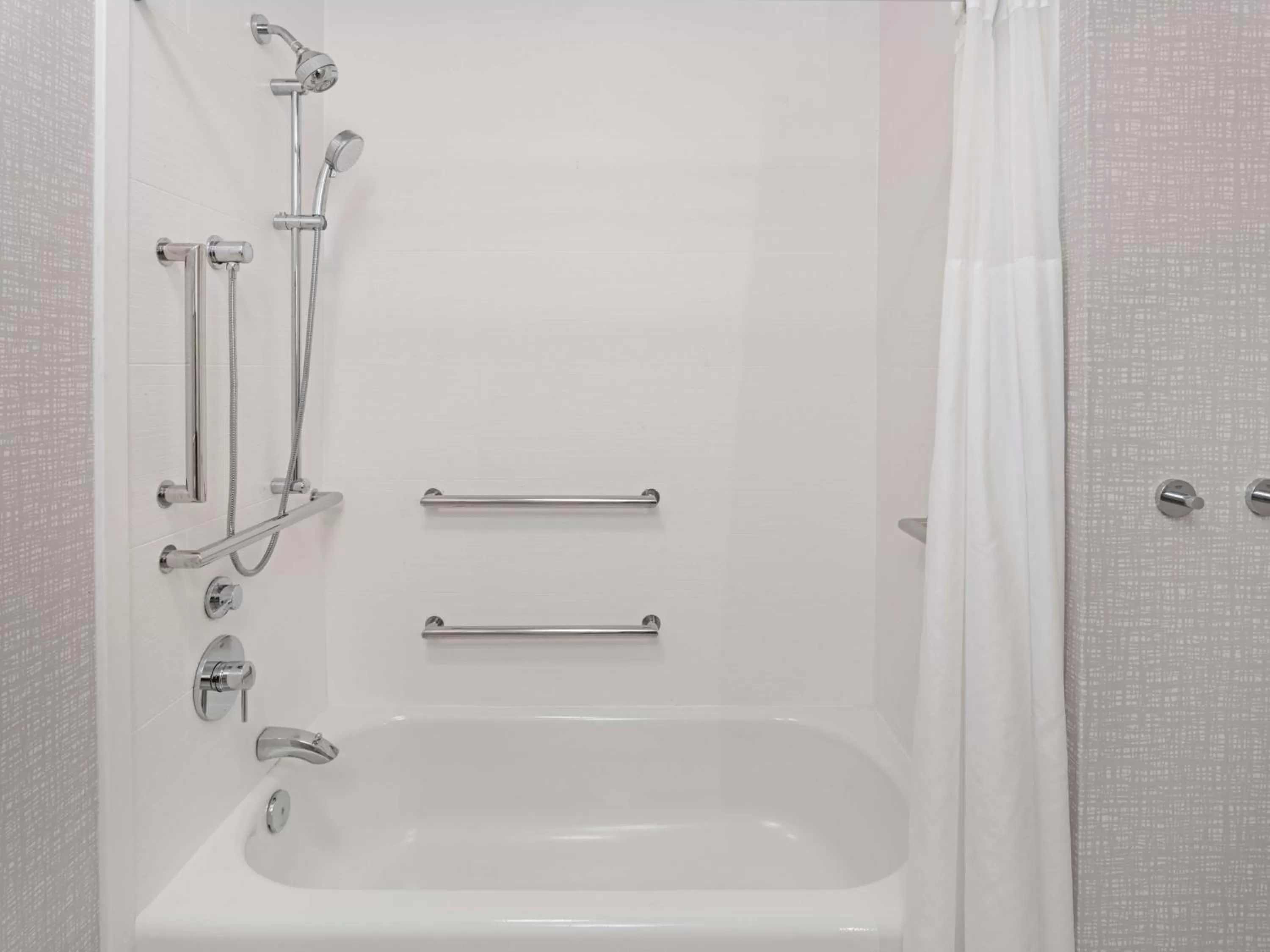 Bathroom in Hampton Inn Richmond/Midlothian Turnpike