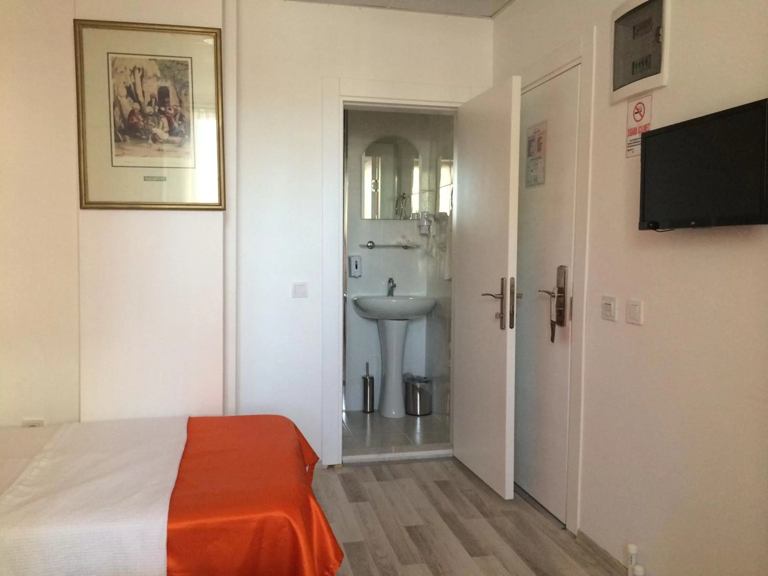 Photo of the whole room, Bed in Mutado Hotel