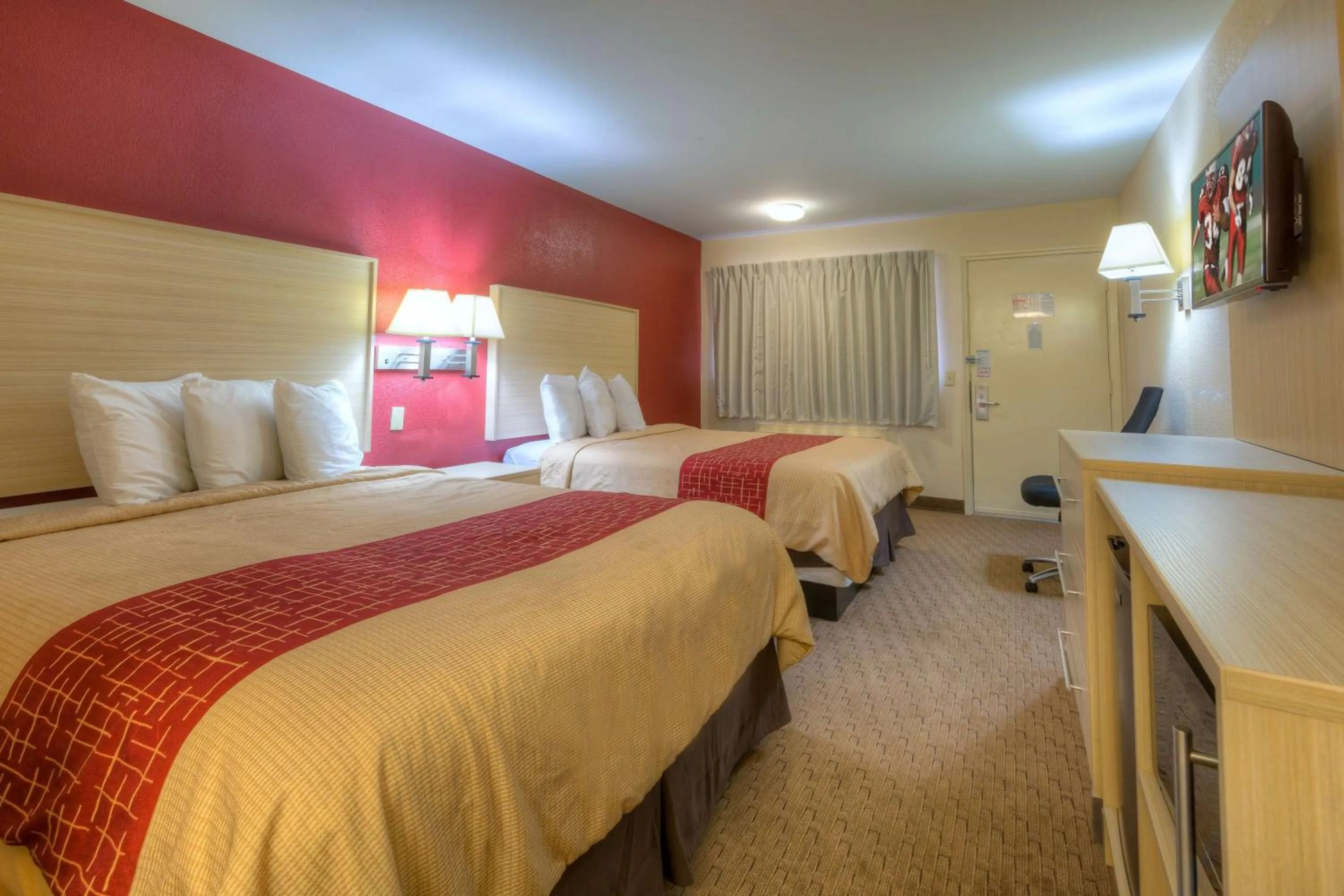 Photo of the whole room, Bed in Red Roof Inn Memphis East