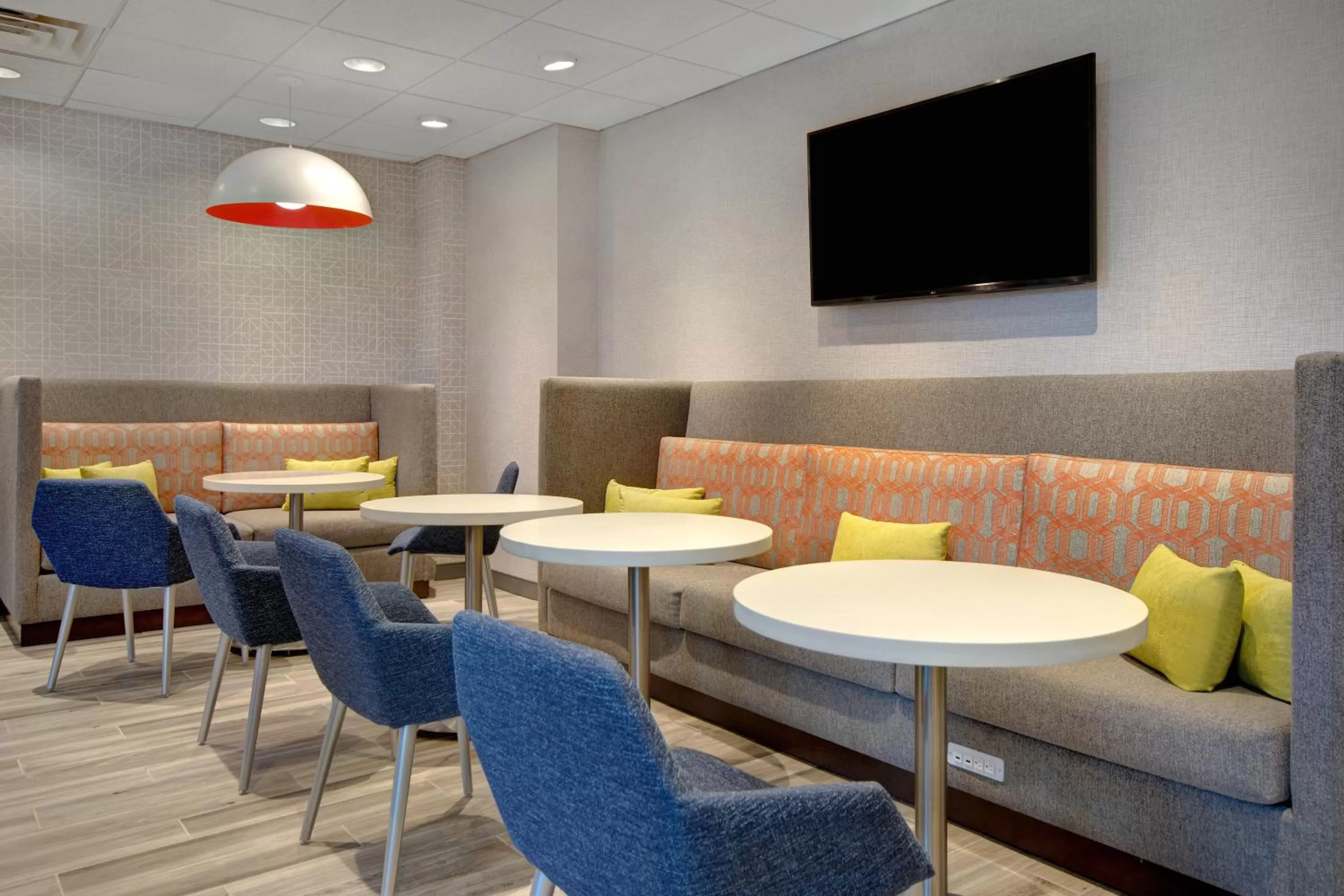 Communal lounge/ TV room in Hampton Inn & Suites Yonkers