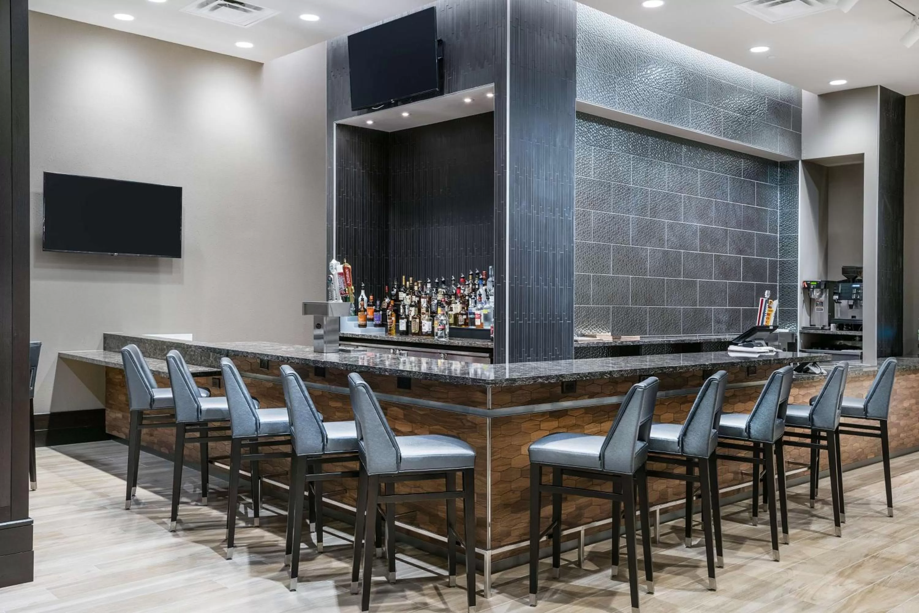 Lounge or bar in Embassy Suites By Hilton College Station