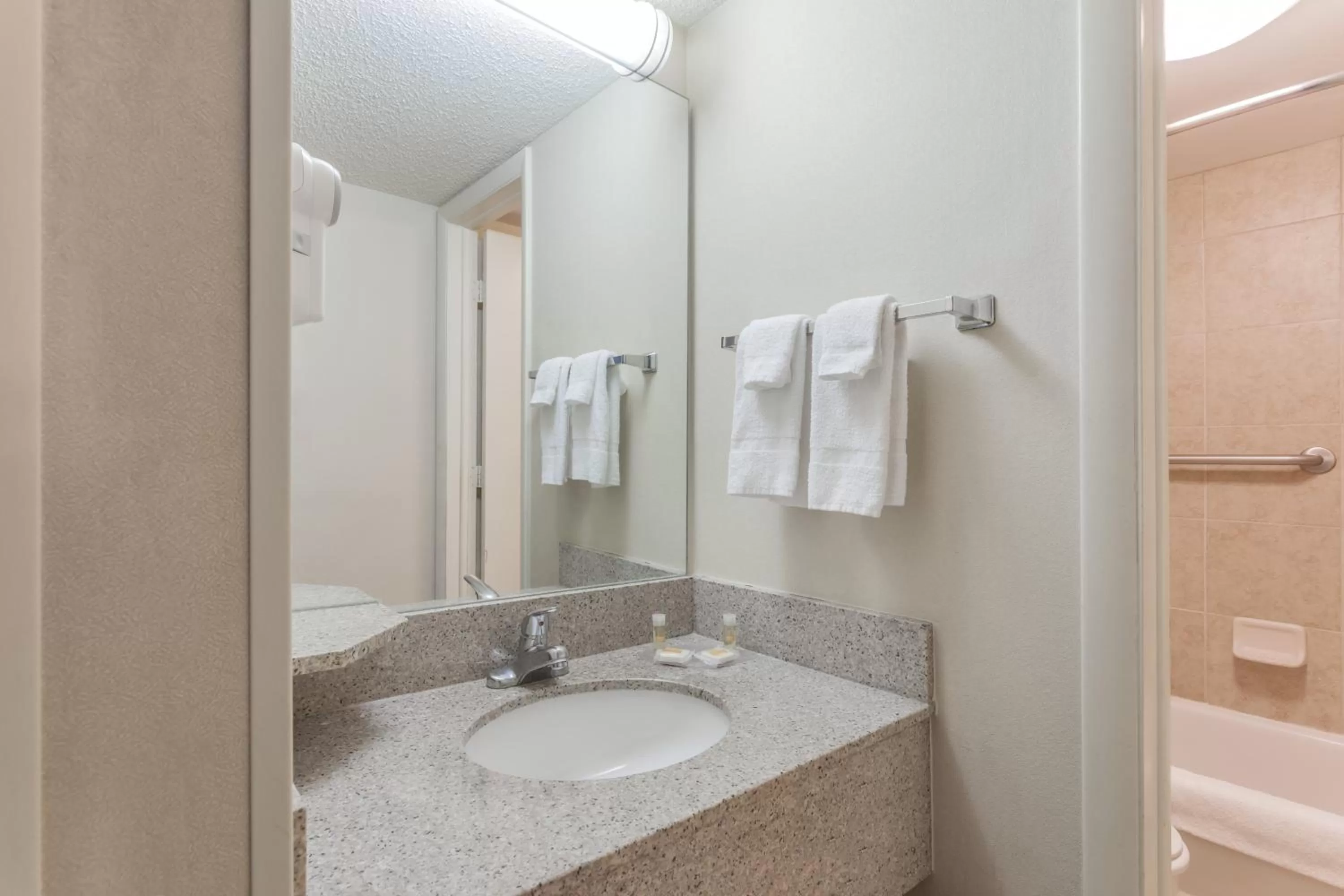 Deluxe King Room - Disability Access - Non-Smoking in Days Inn & Suites by Wyndham Warren