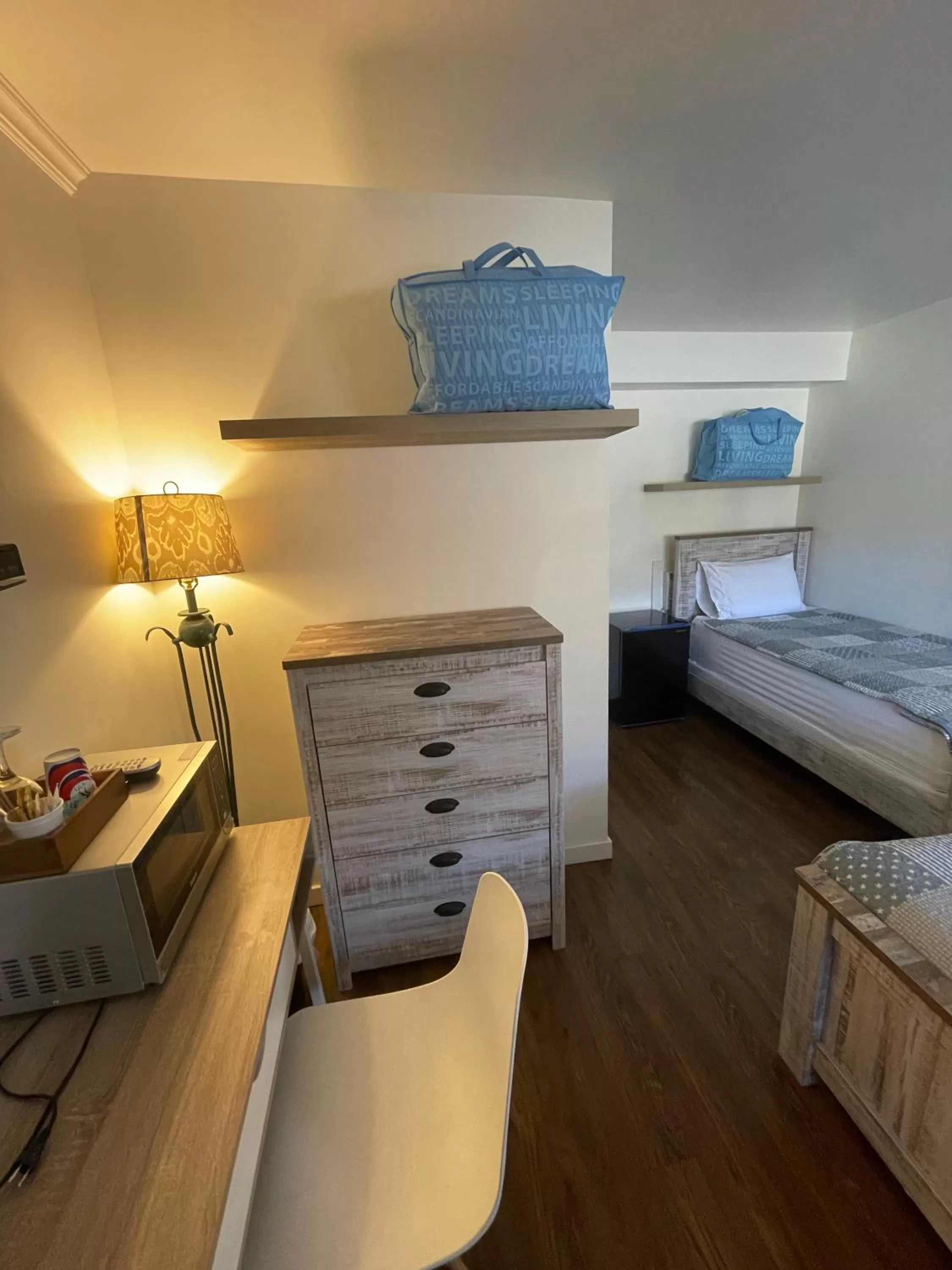 View (from property/room), Bed in Sunset Motel