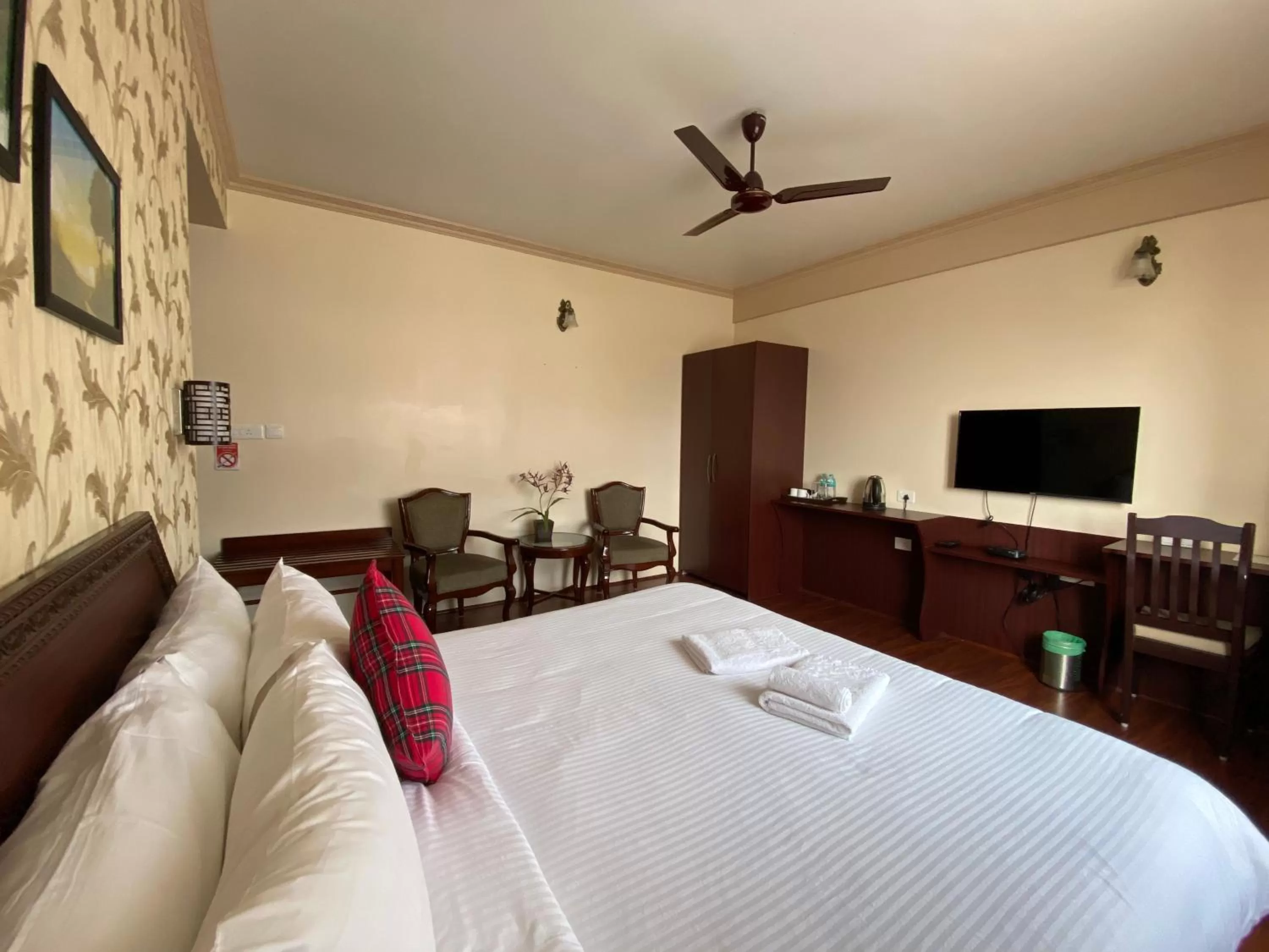 Photo of the whole room in Windermere Inn