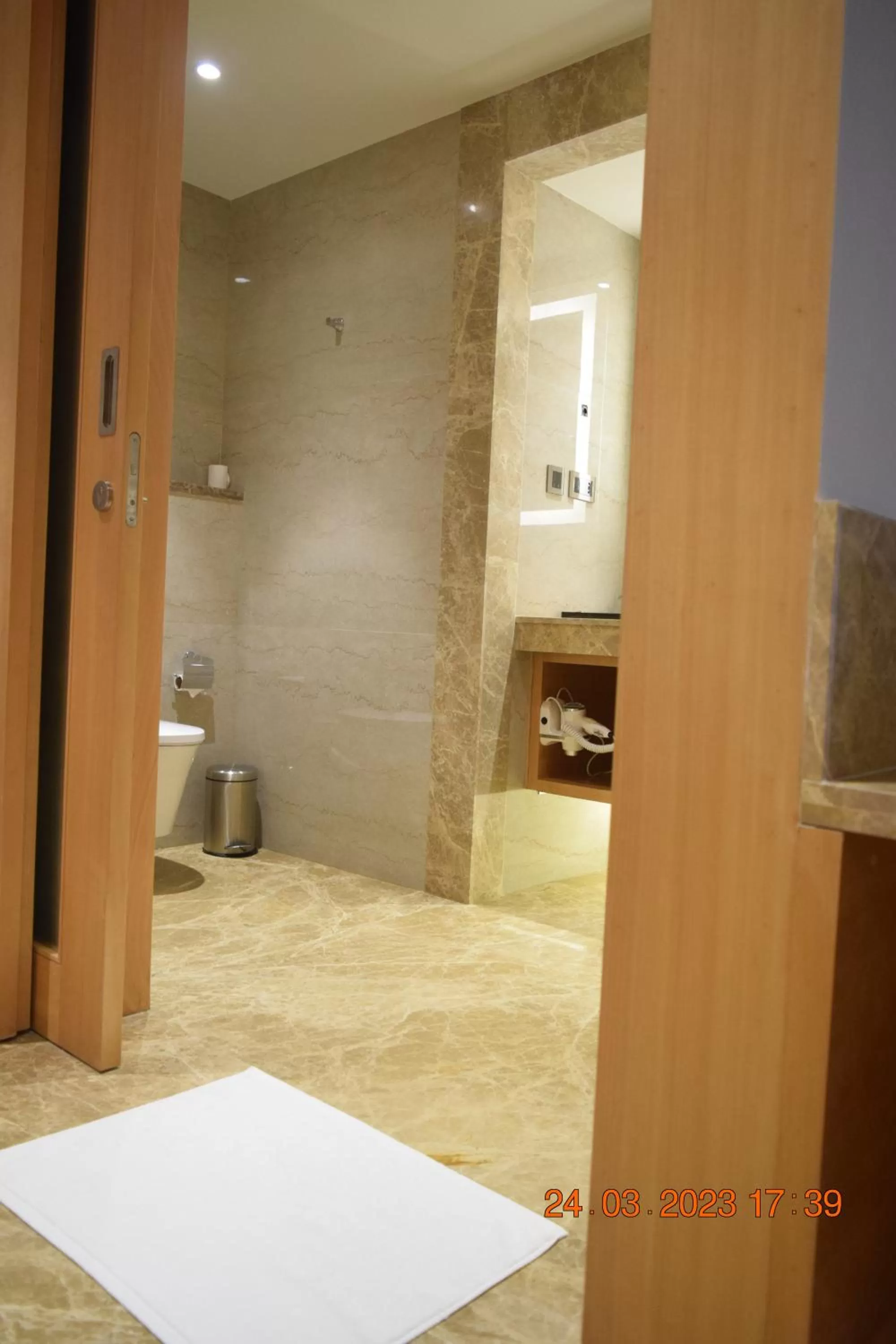 Bathroom in SRM Hotel Maraimalai Nagar Chennai