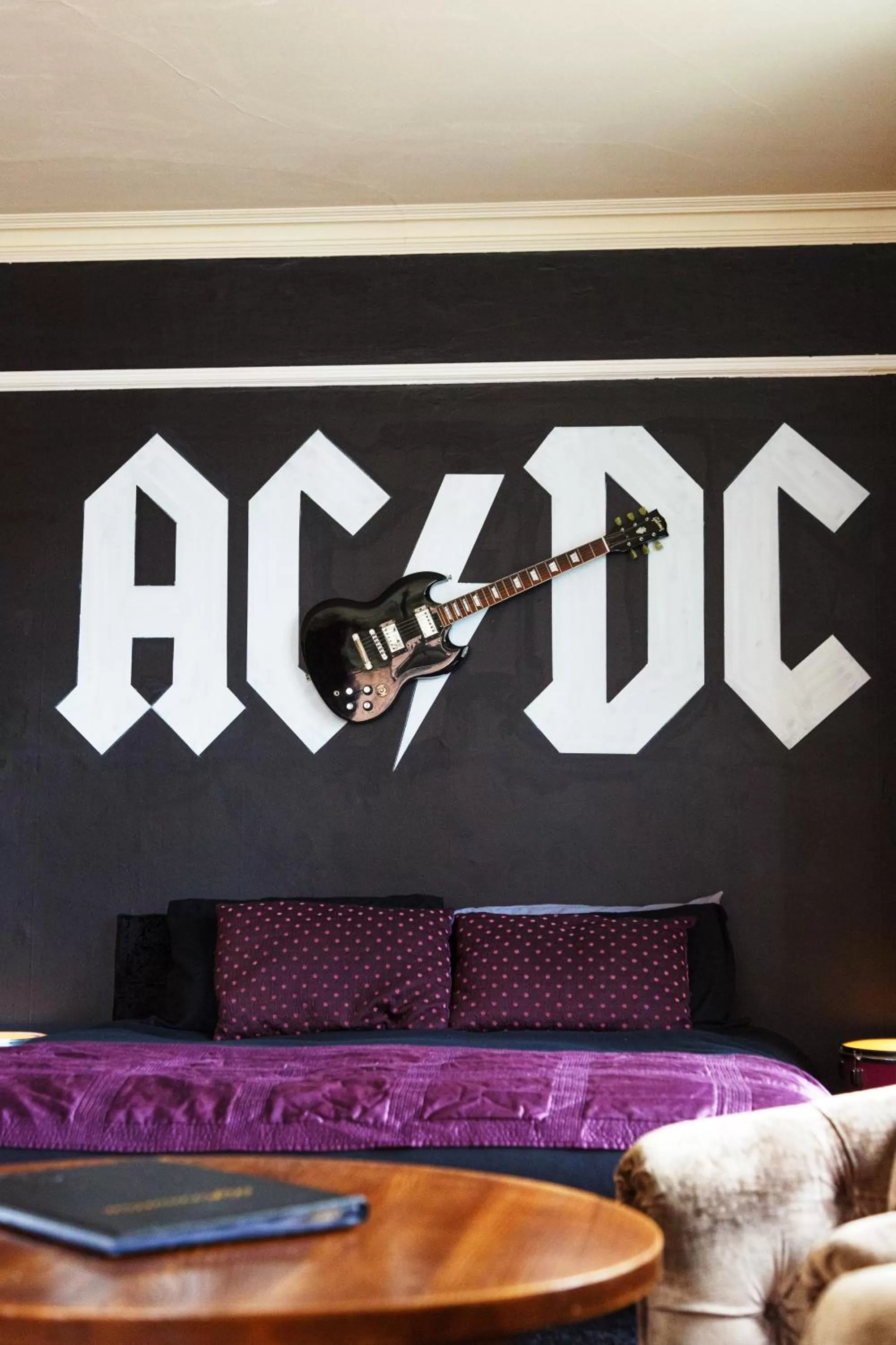 Bedroom in The Saddle Inn