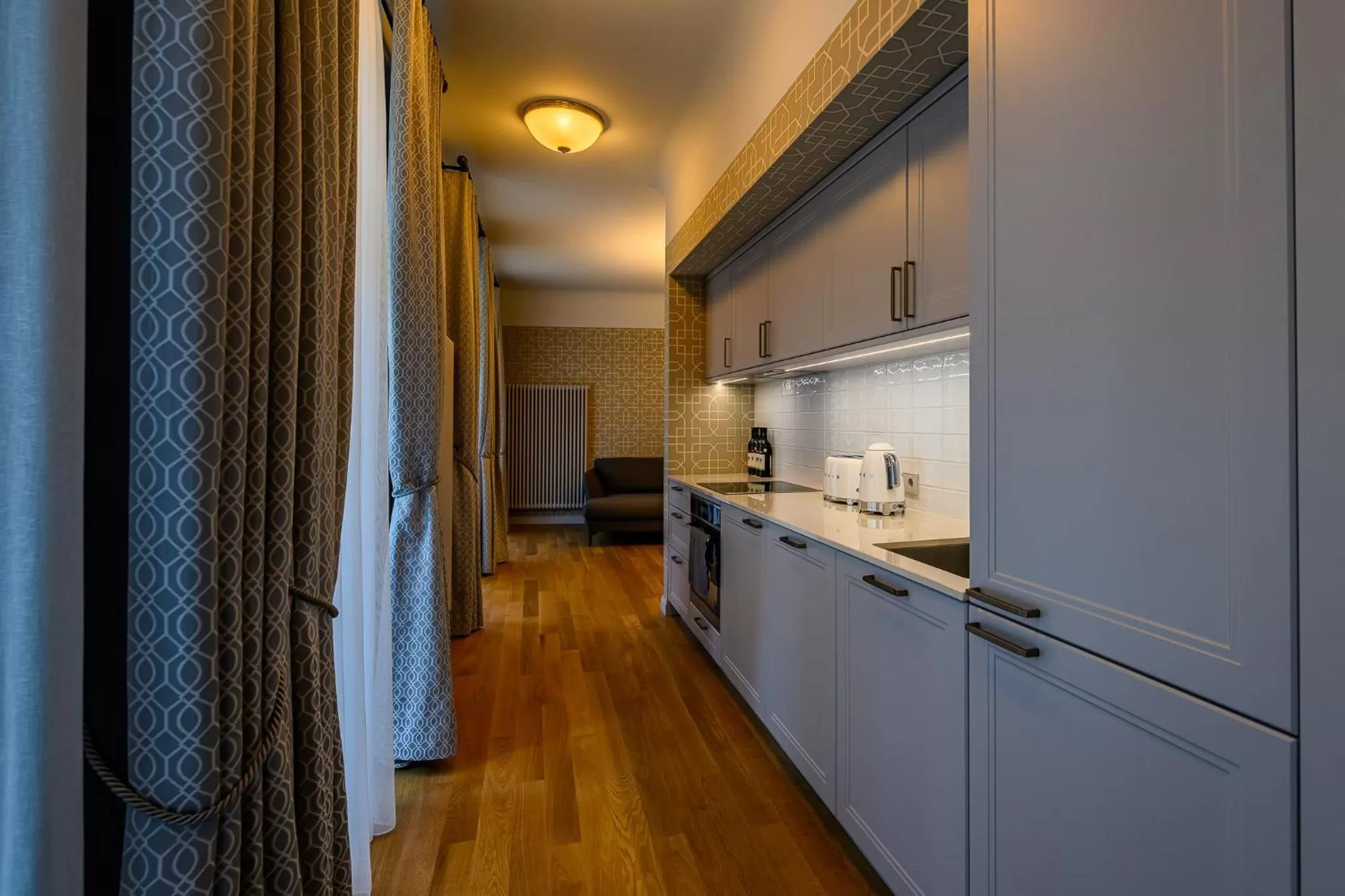 Coffee/tea facilities, Kitchen/Kitchenette in Roze Kūrmājas Residence