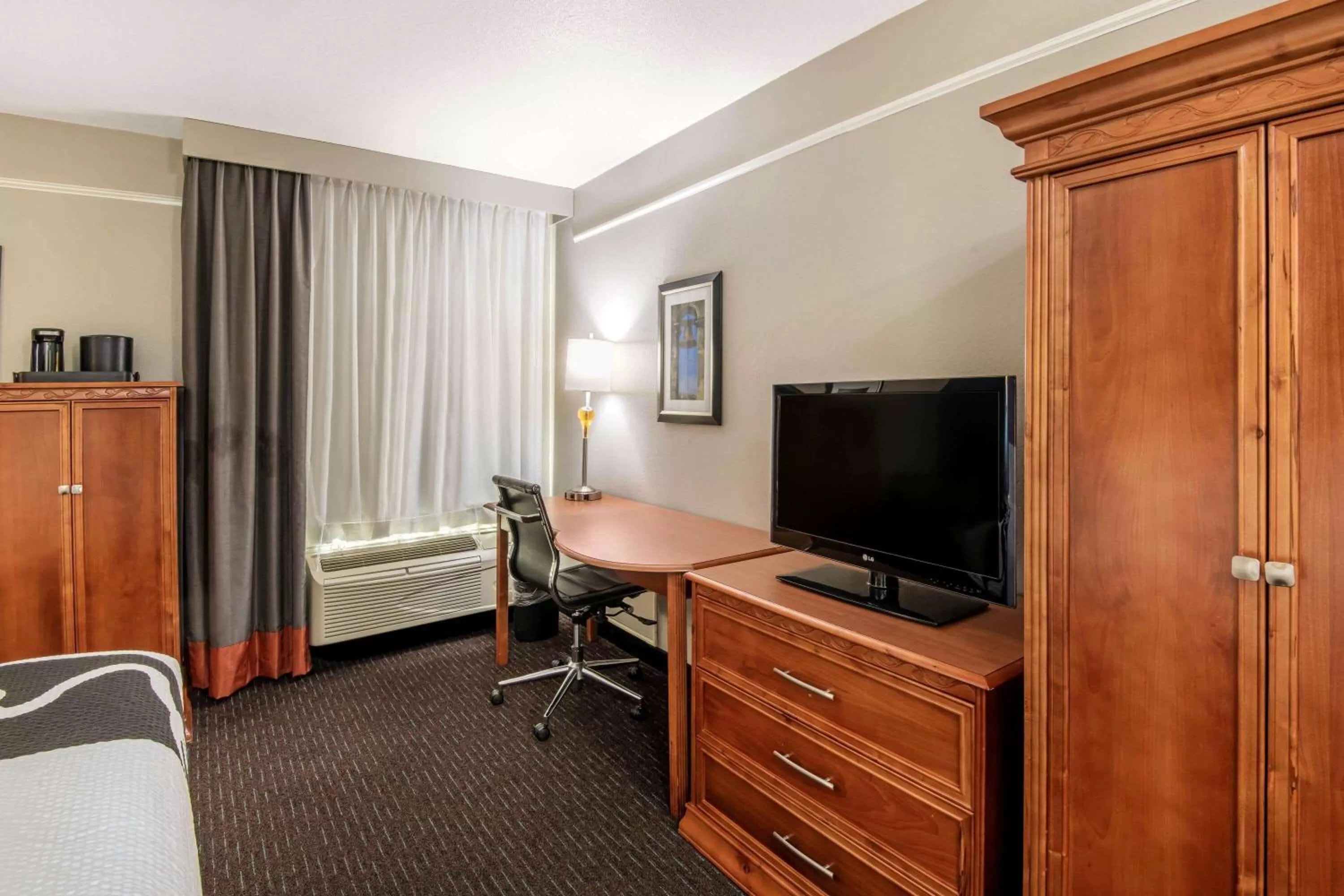 Photo of the whole room, Bed in La Quinta Inn by Wyndham San Antonio Brooks City Base