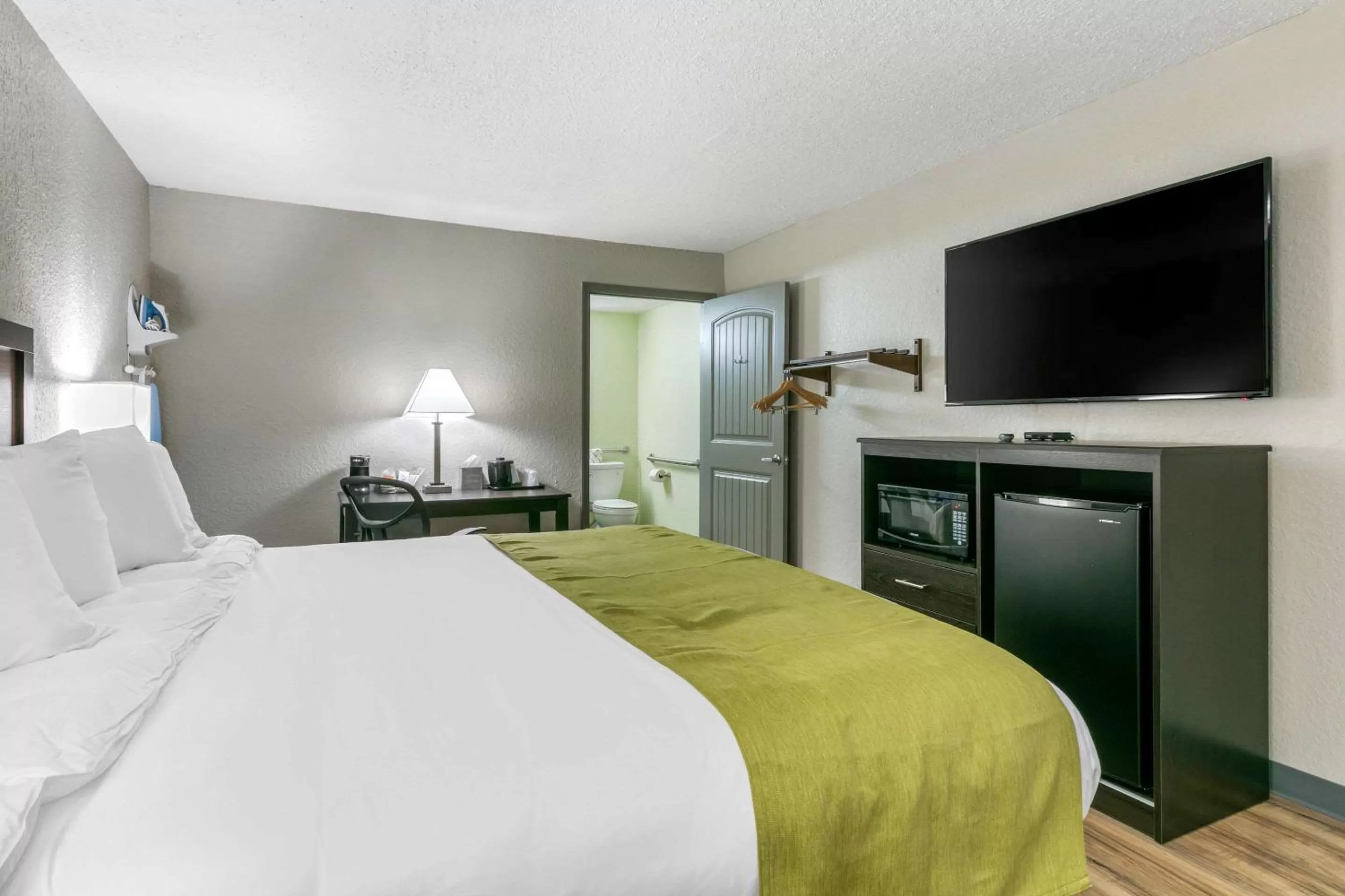 Photo of the whole room in Rodeway Inn Kingston Springs